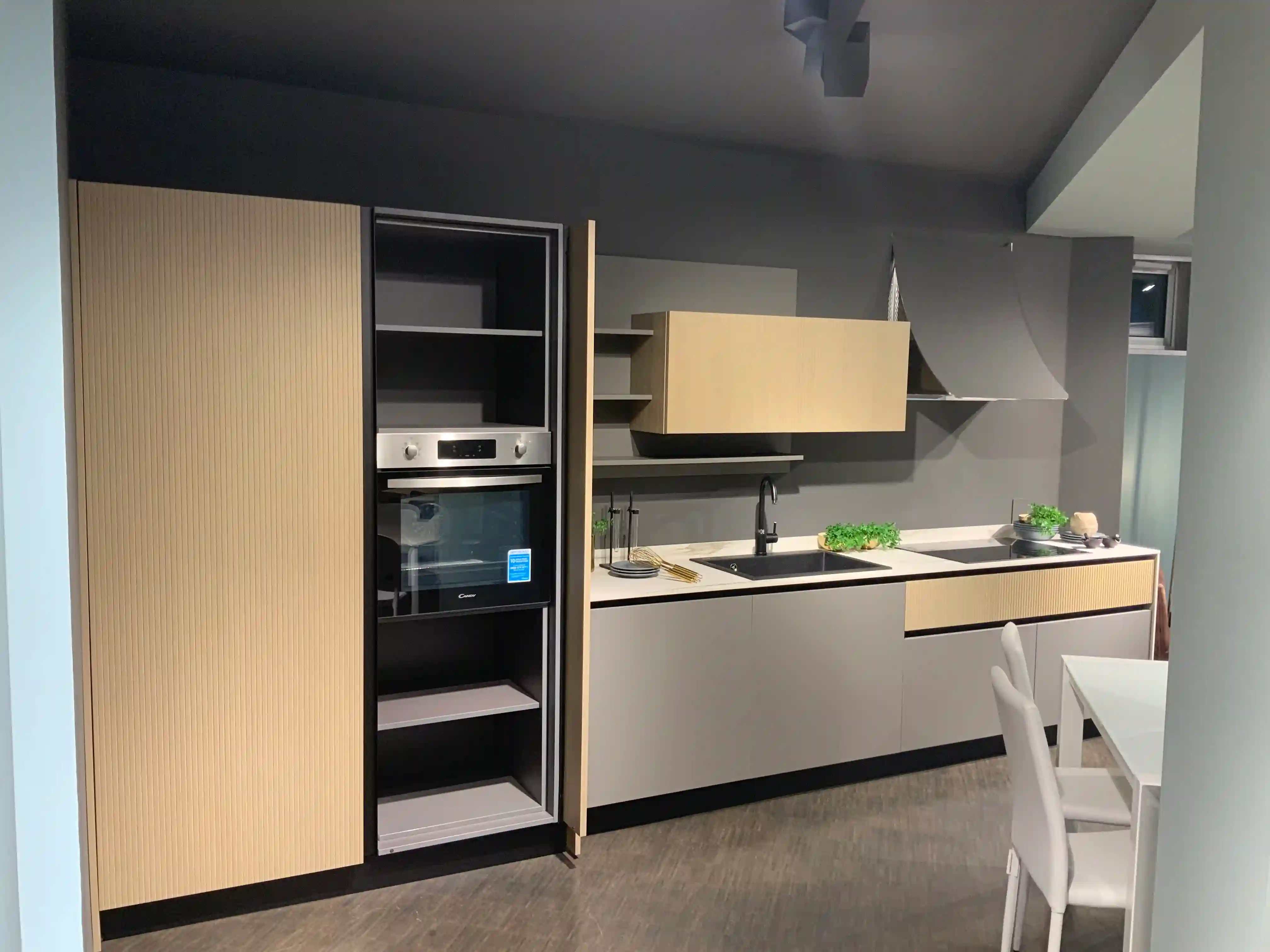 Cucina lineare Kalì con ante cannettate