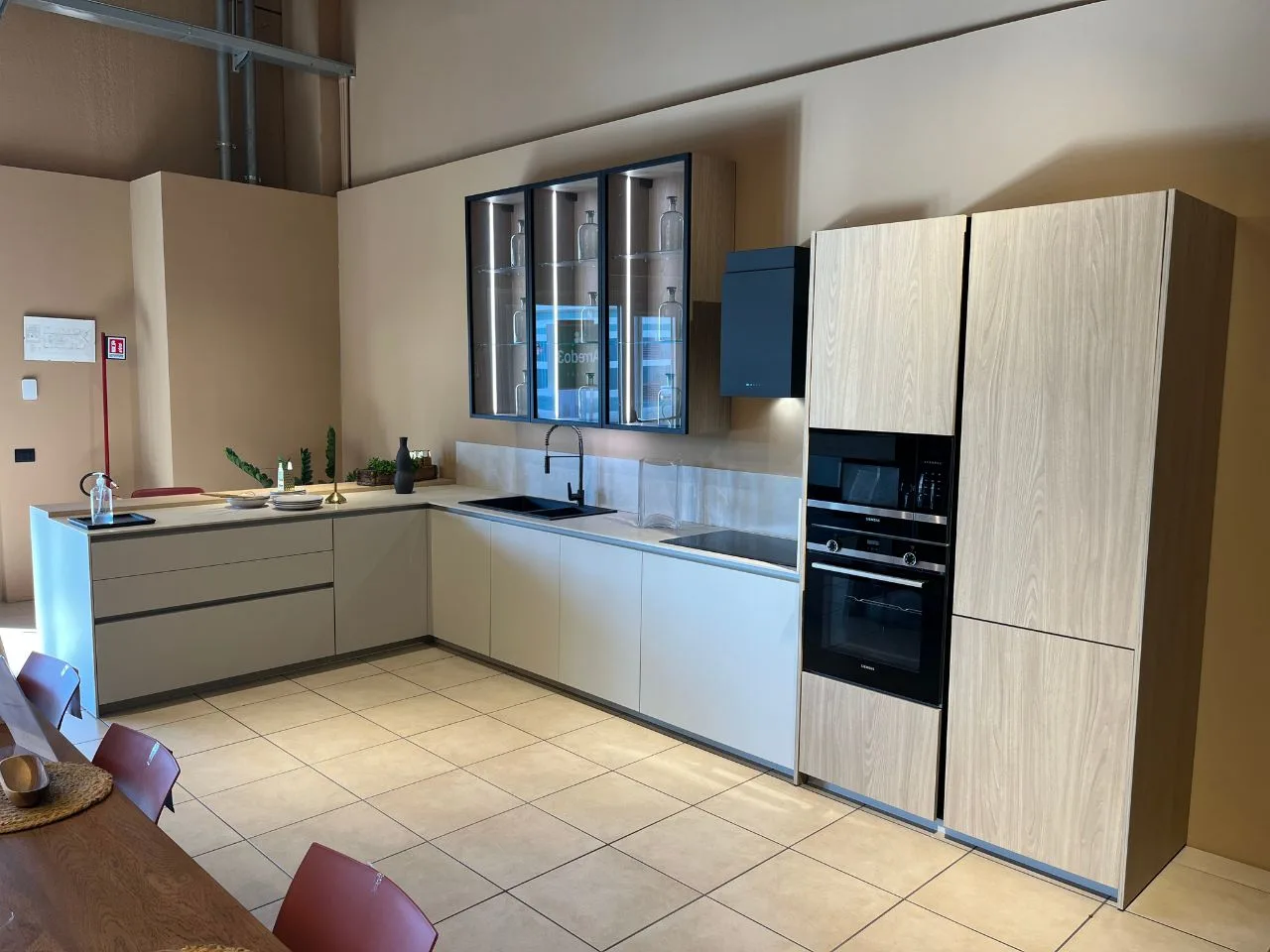 Cucina Kalì con top in gres e elettrodomestici Samsung