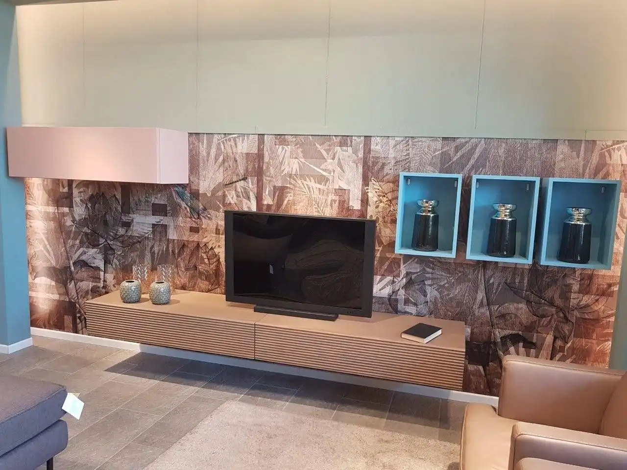 Soggiorno in rovere con basi sospese