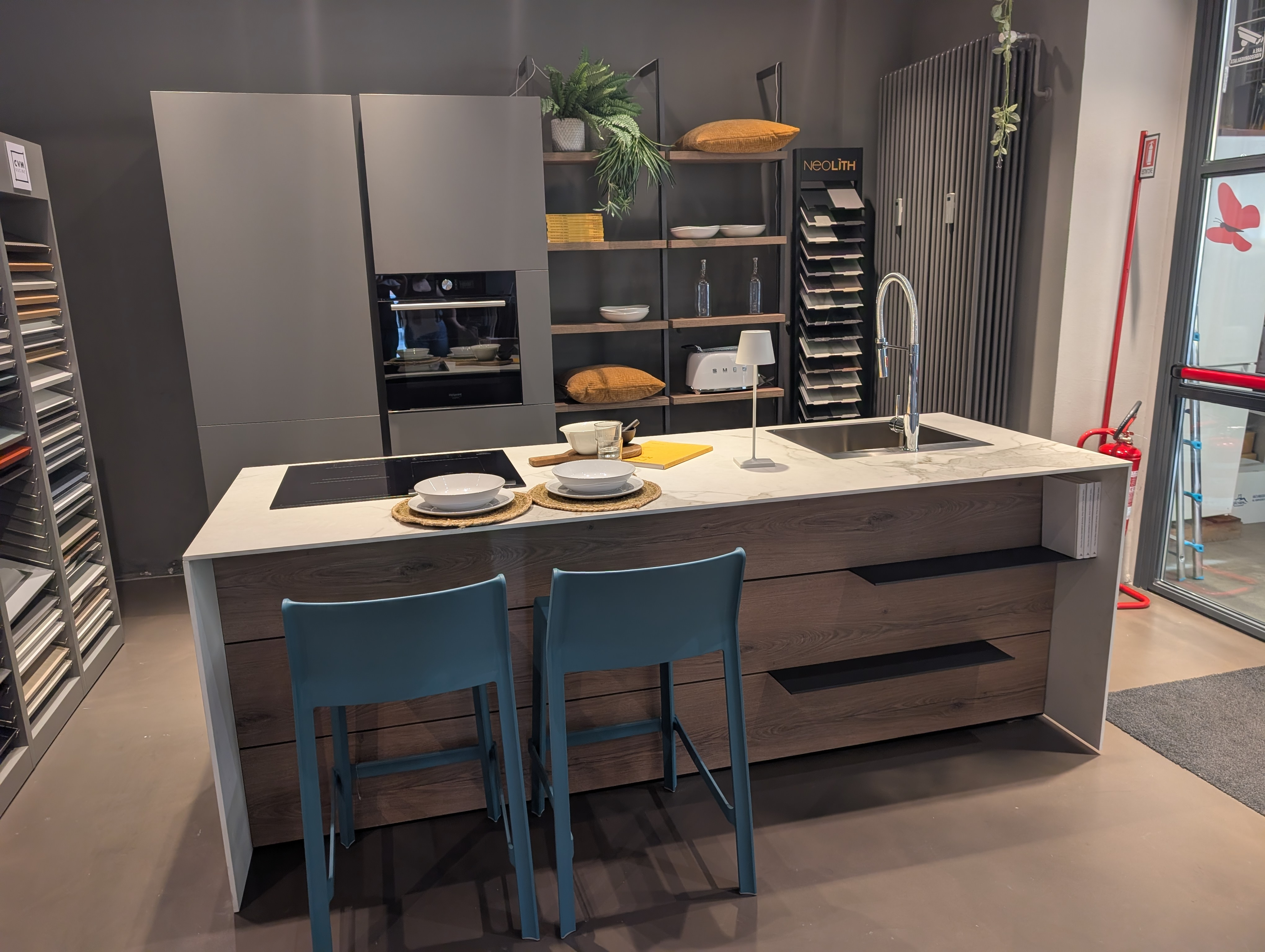 Cucina con isola Kalì con top in Neolith