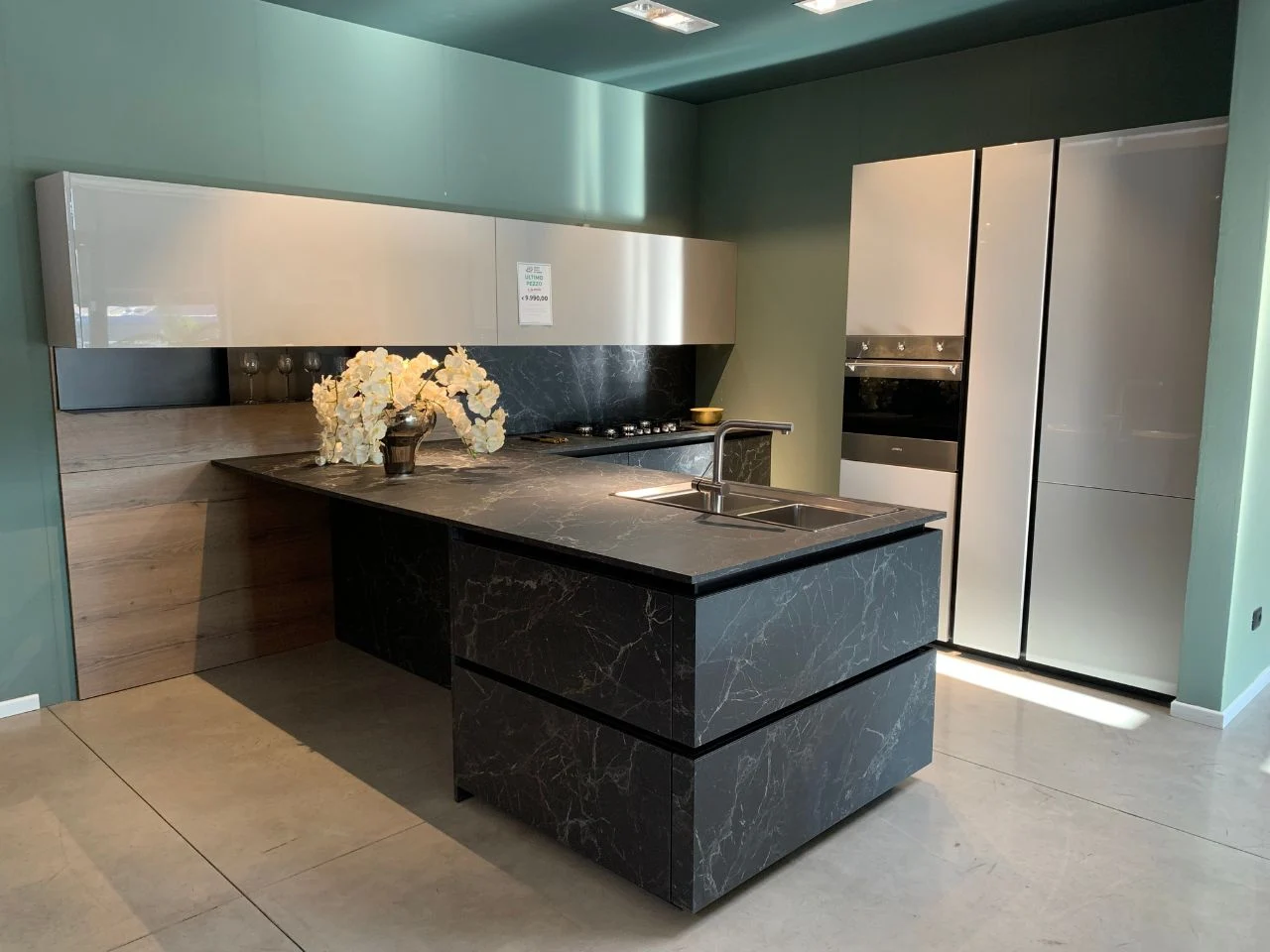 Cucina Arredo3 con finitura in pietra nera