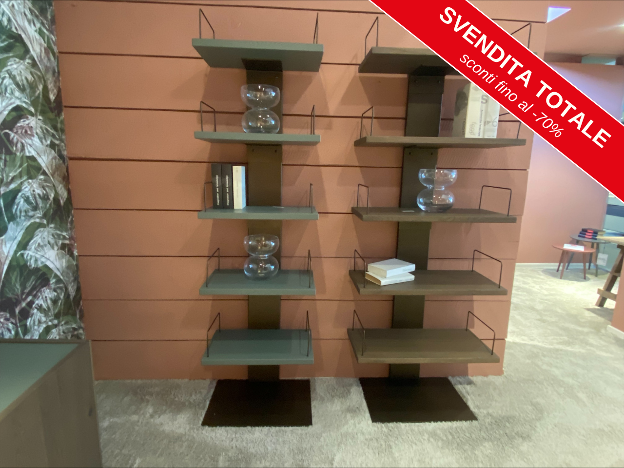 Libreria Infinity con struttura in bronzo