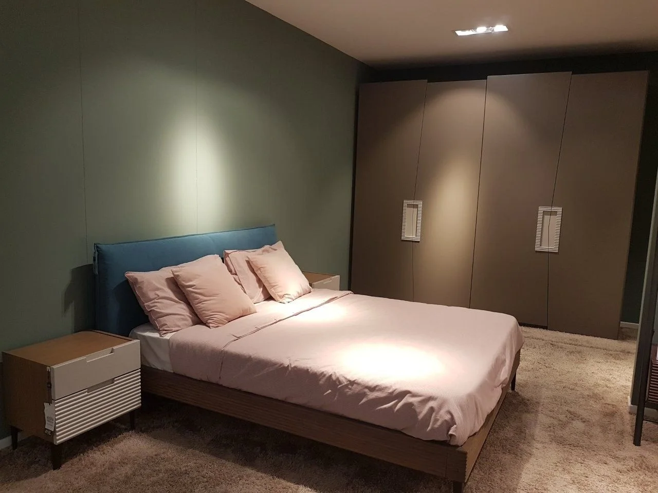 Camera artigianale con armadio, letto, comò e comodini