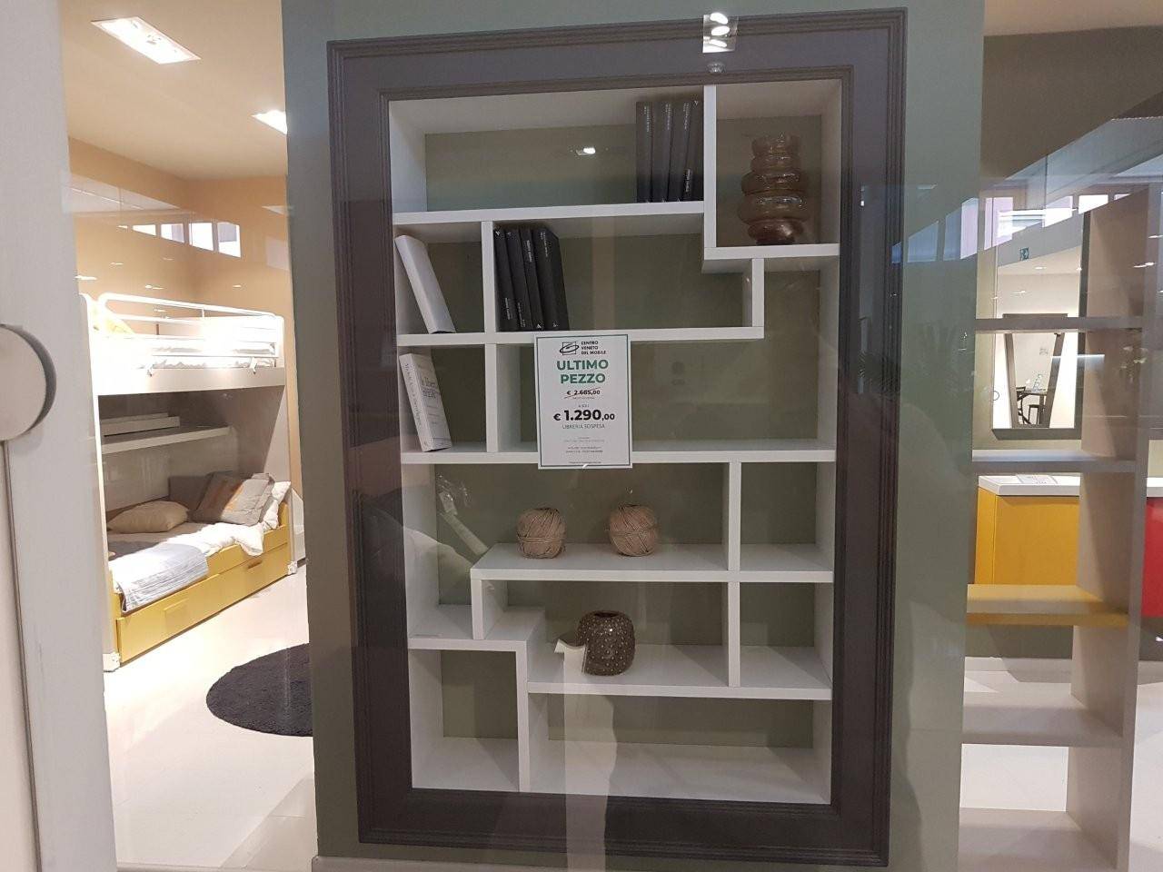 Libreria sospesa in rovere