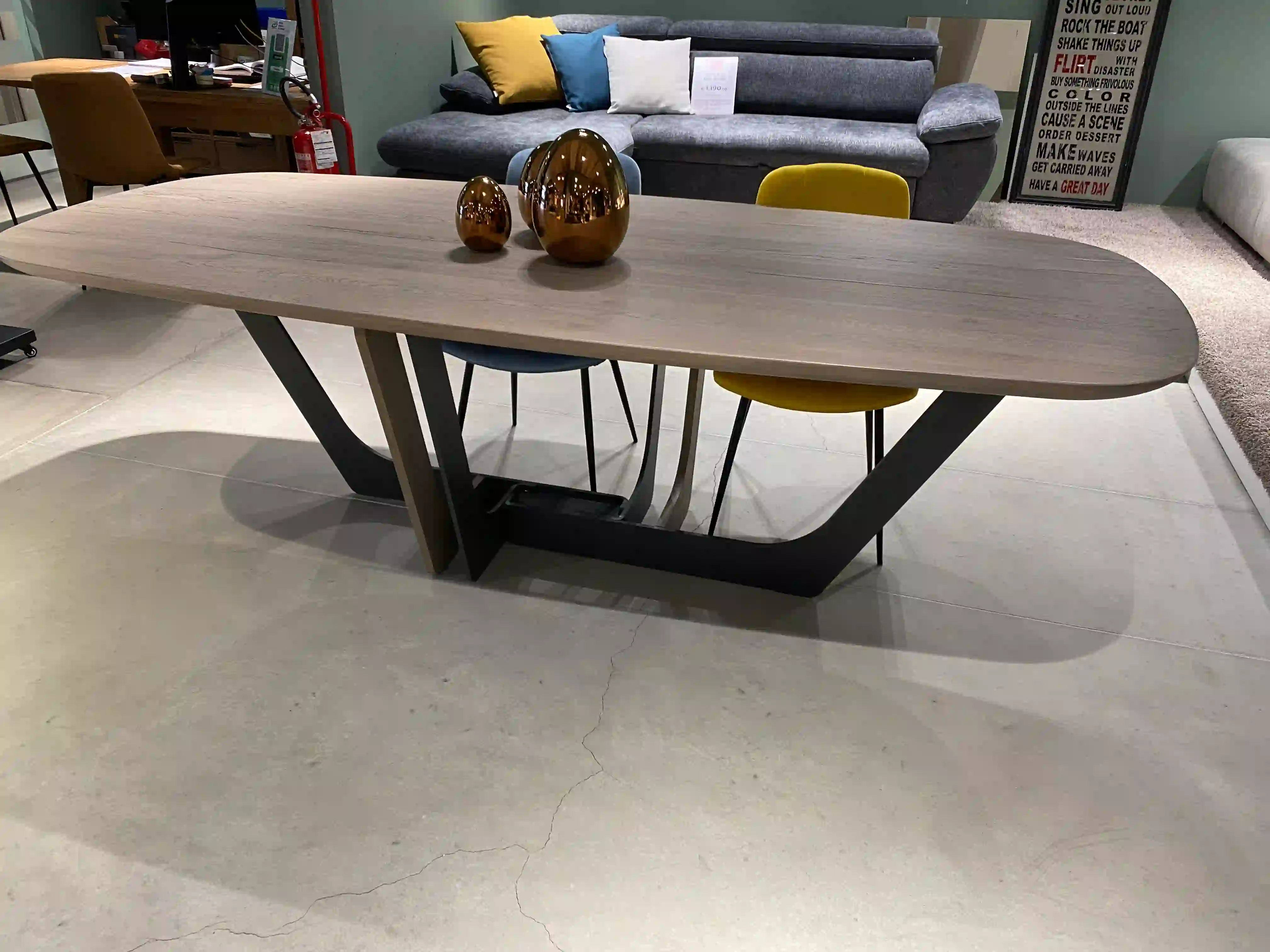 Tavolo Cosmopolitan con basamento Wave