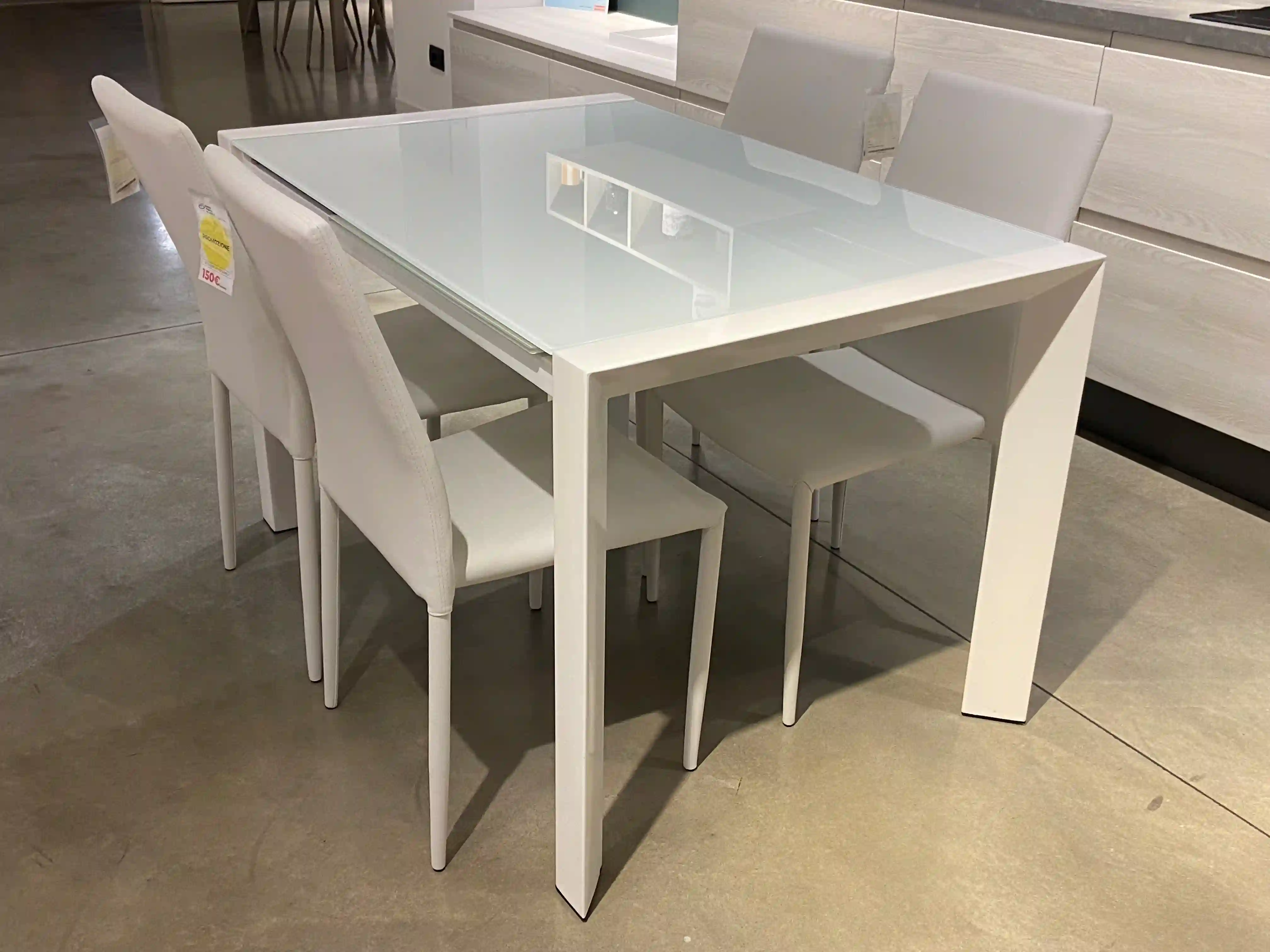 Tavolo Vitrum con piano in vetro bianco e 4 sedie Tavolo Vitrum con piano in vetro bianco e 4 sedie