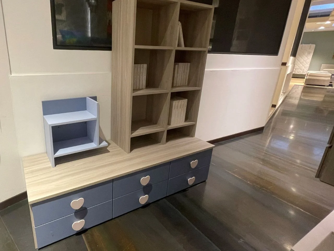 Libreria con maniglie a cuore