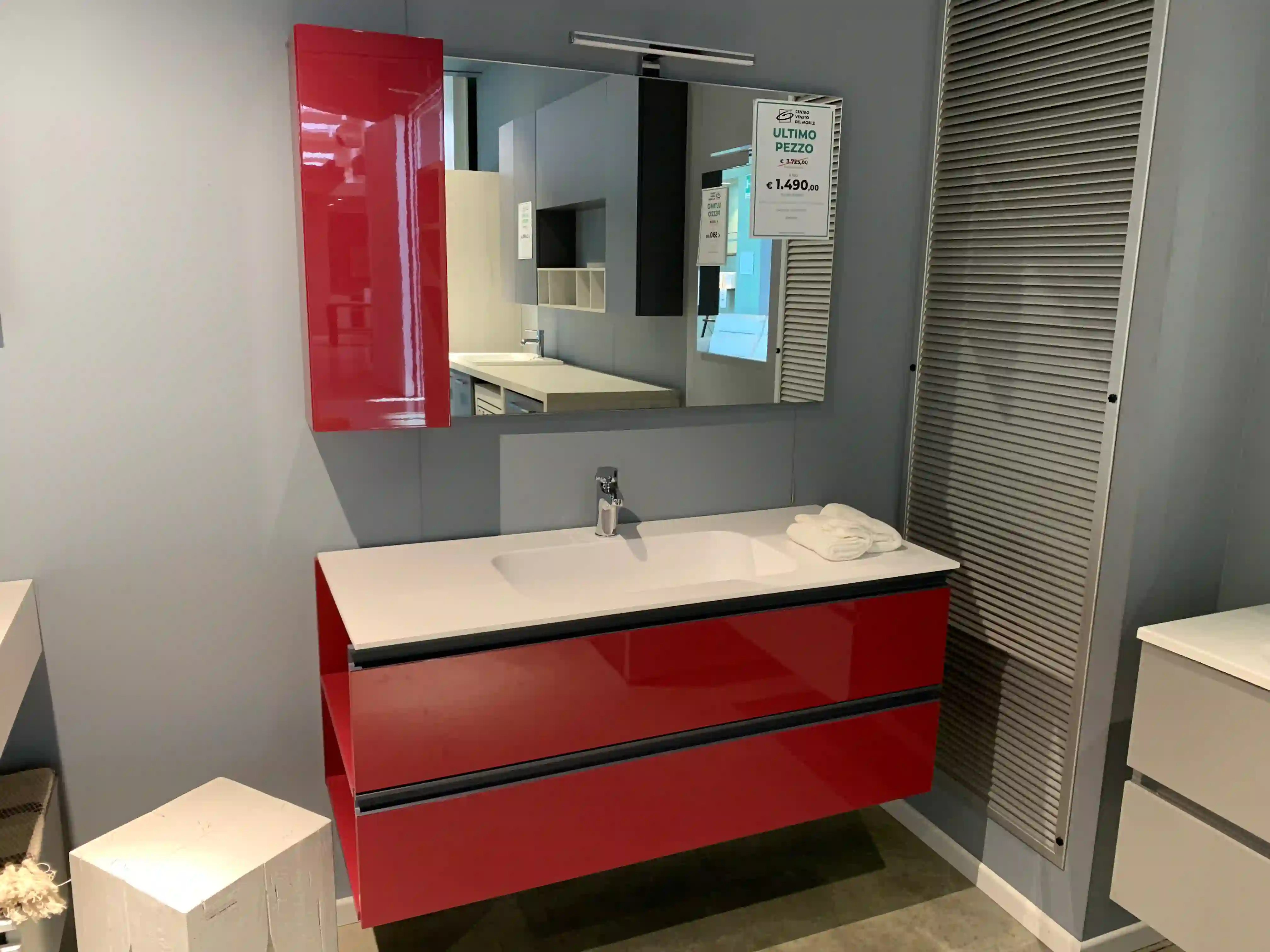 Mobile bagno laccato colorazione rubino