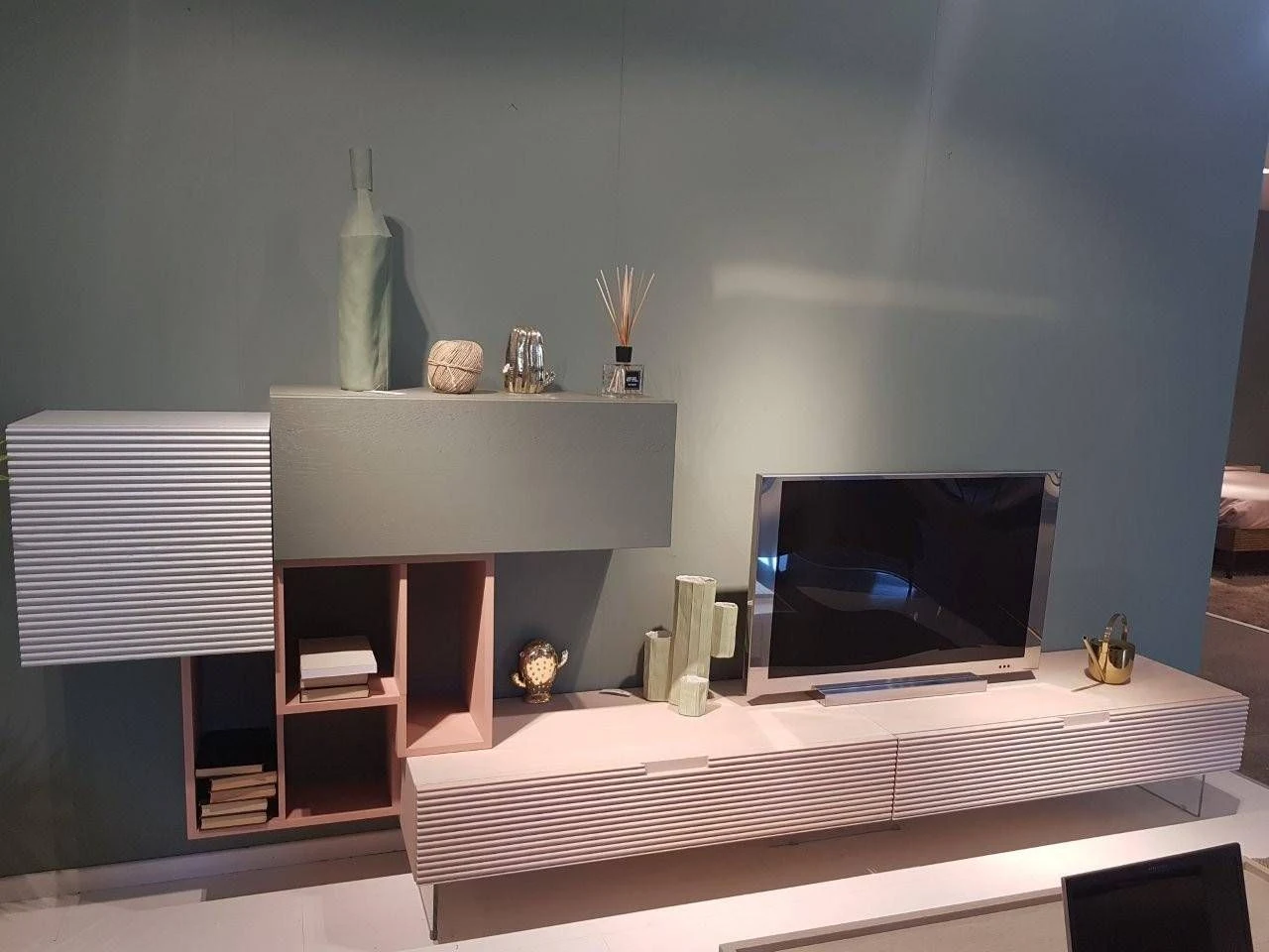 Parete soggiorno con basi finitura nordico