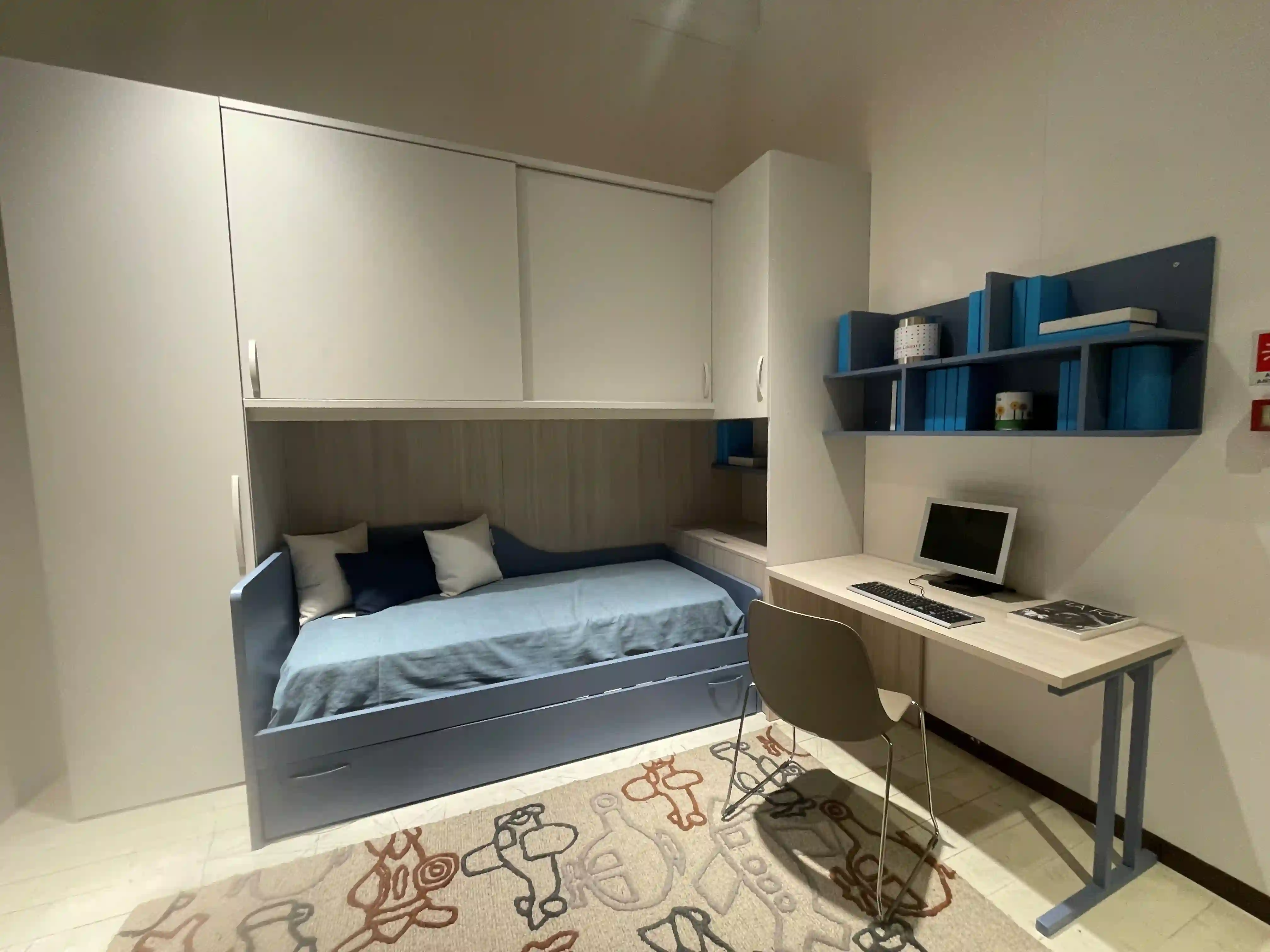 Cameretta a ponte finitura cobalto, seta e olmo chiaro