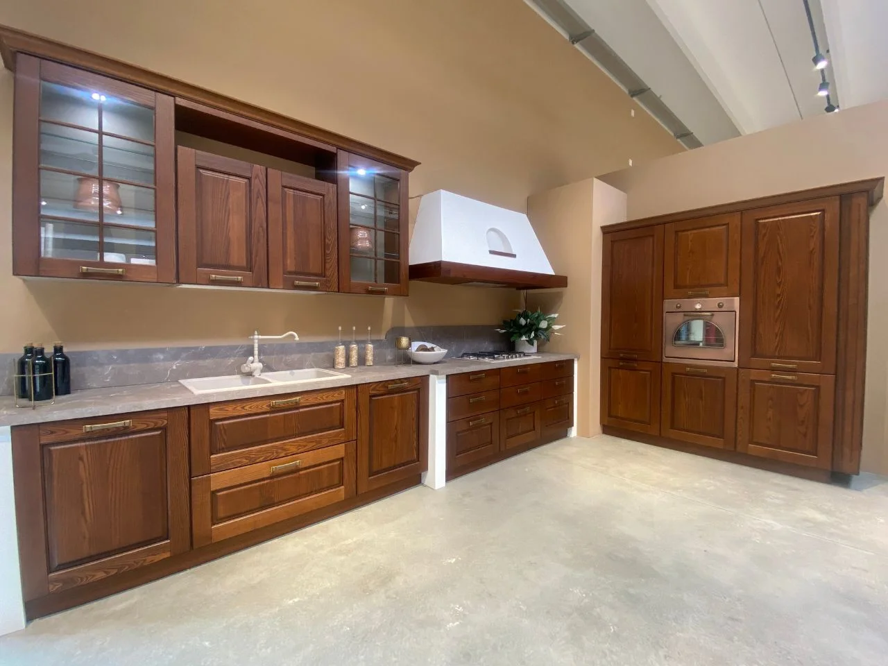 Cucina classica modello Asolo in finitura noce