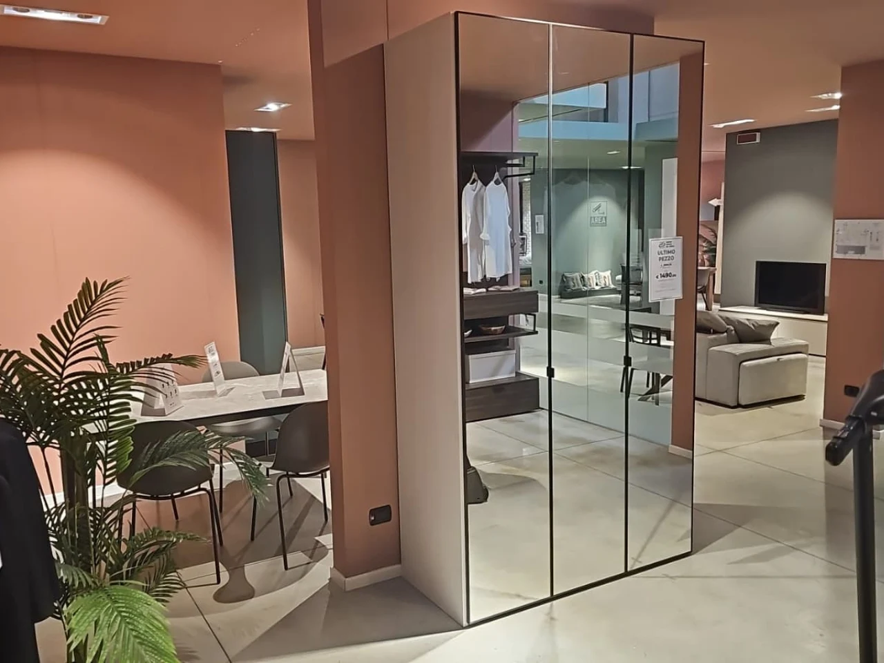 Armadio modello Nocta con ante a specchio