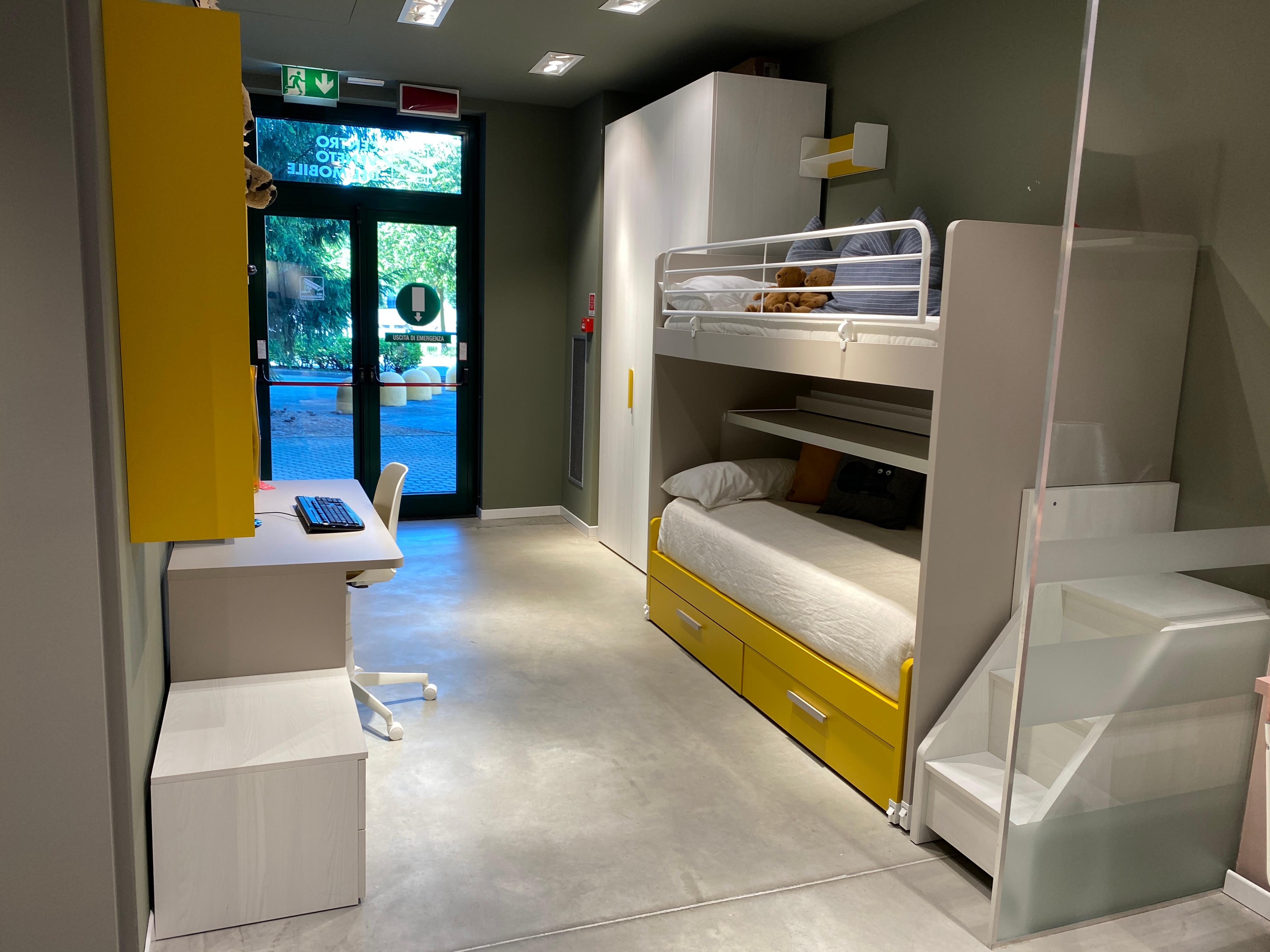 Cameretta con letto a castello scorrevole e zona studio