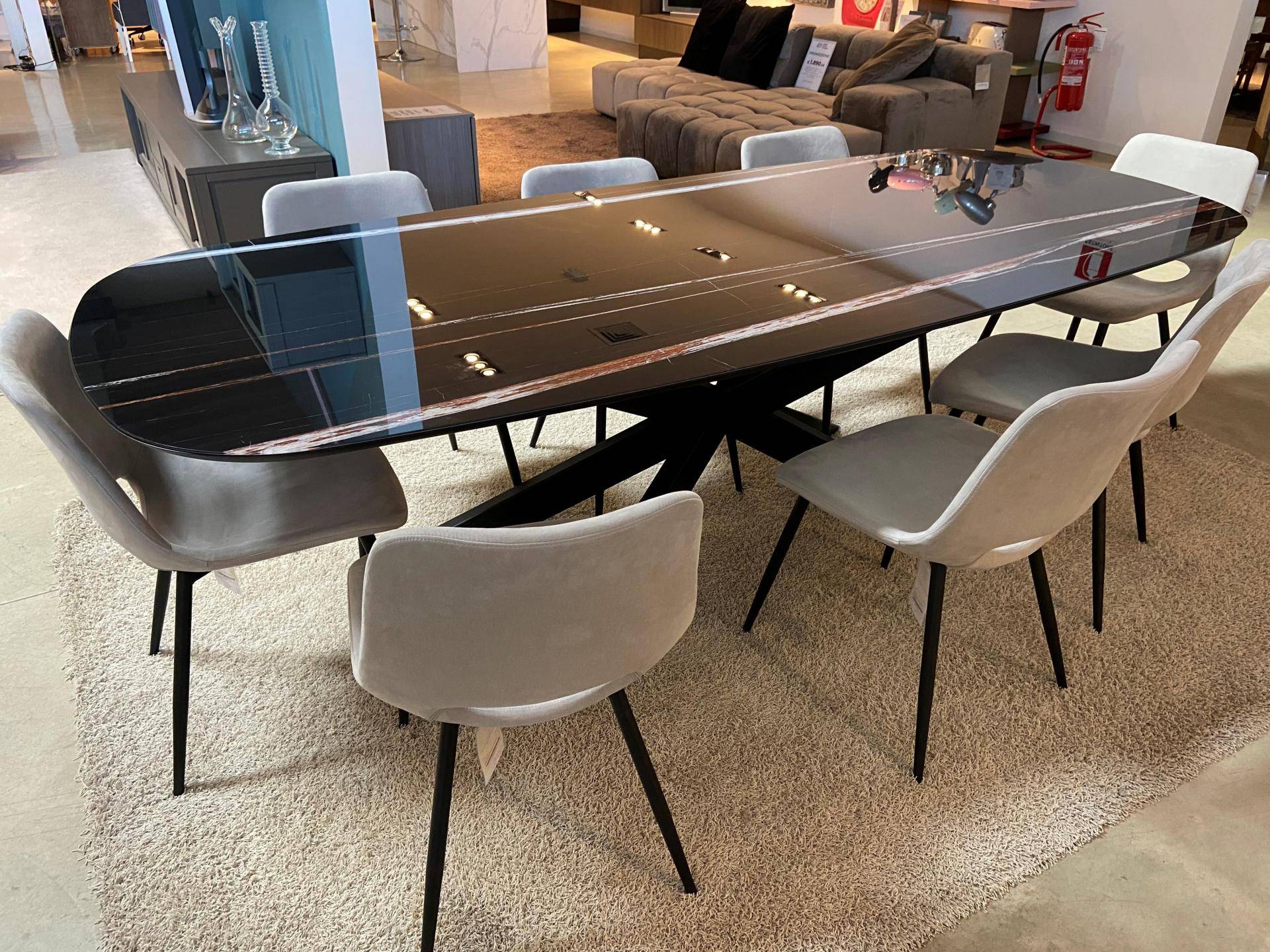 Tavolo modello Cosmopolitan con vetro finitura black
