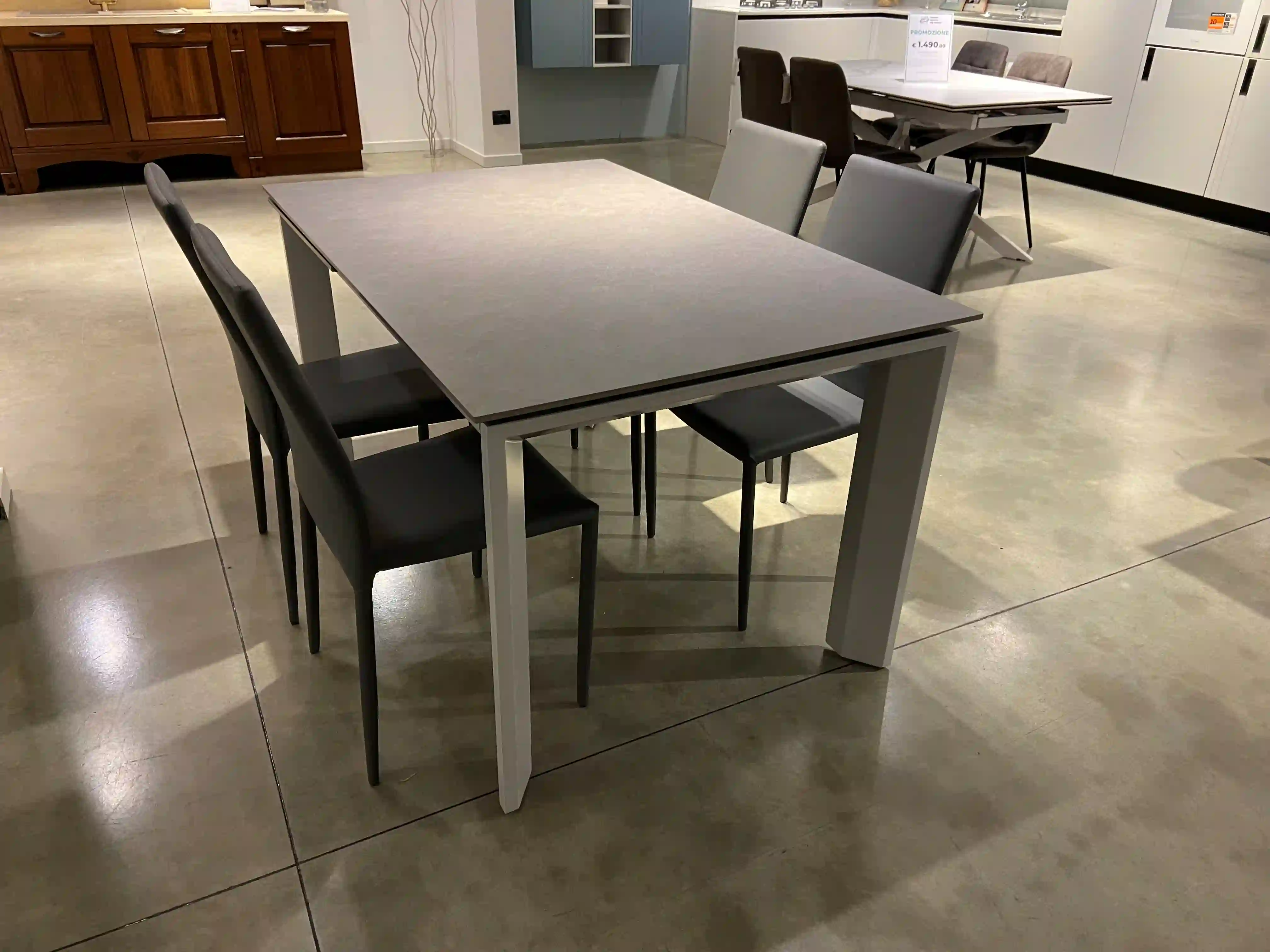 Set tavolo Vitrum Grey con 4 sedie modello Wendy