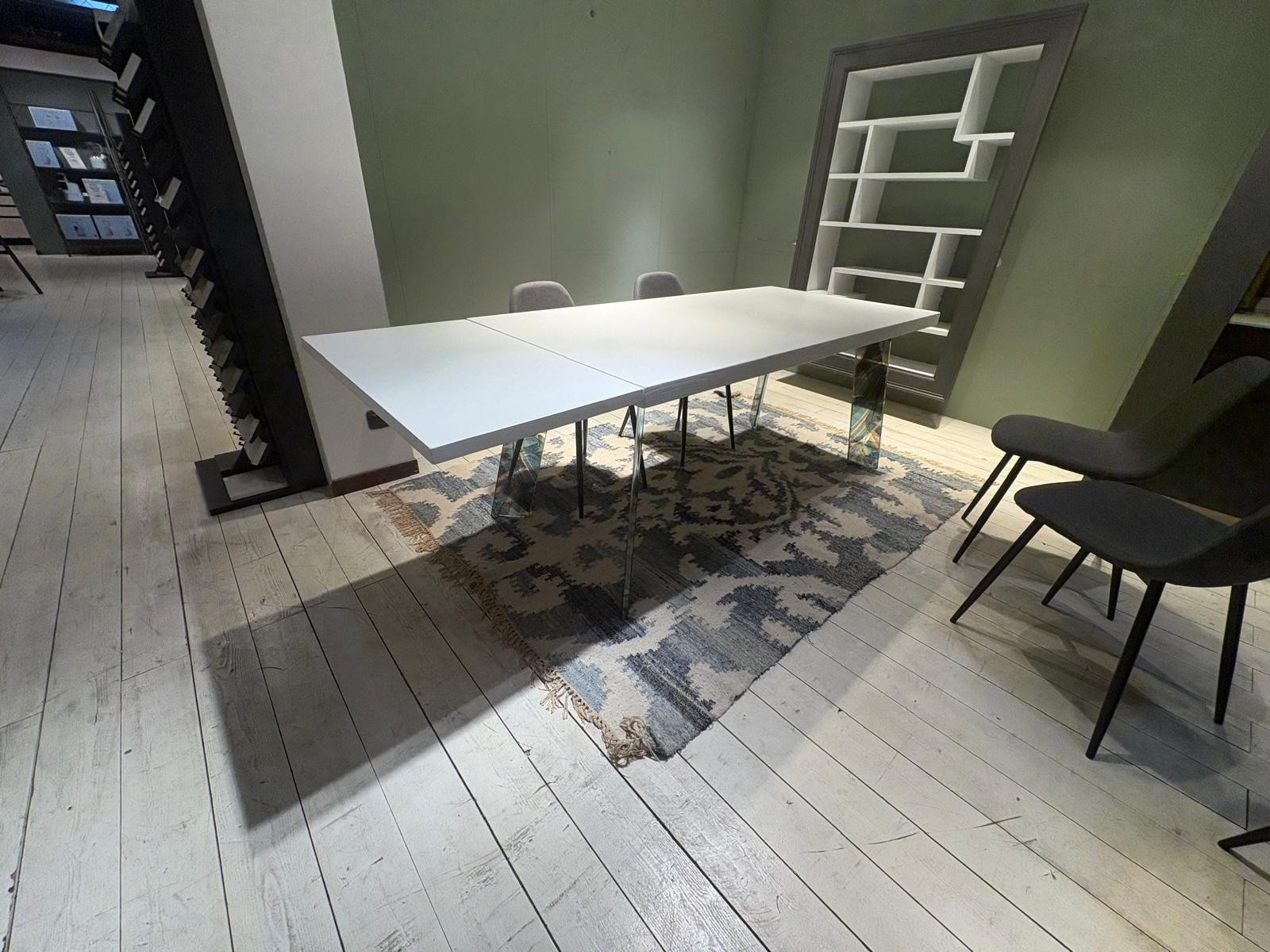 Tavolo in legno con gambe in vetro