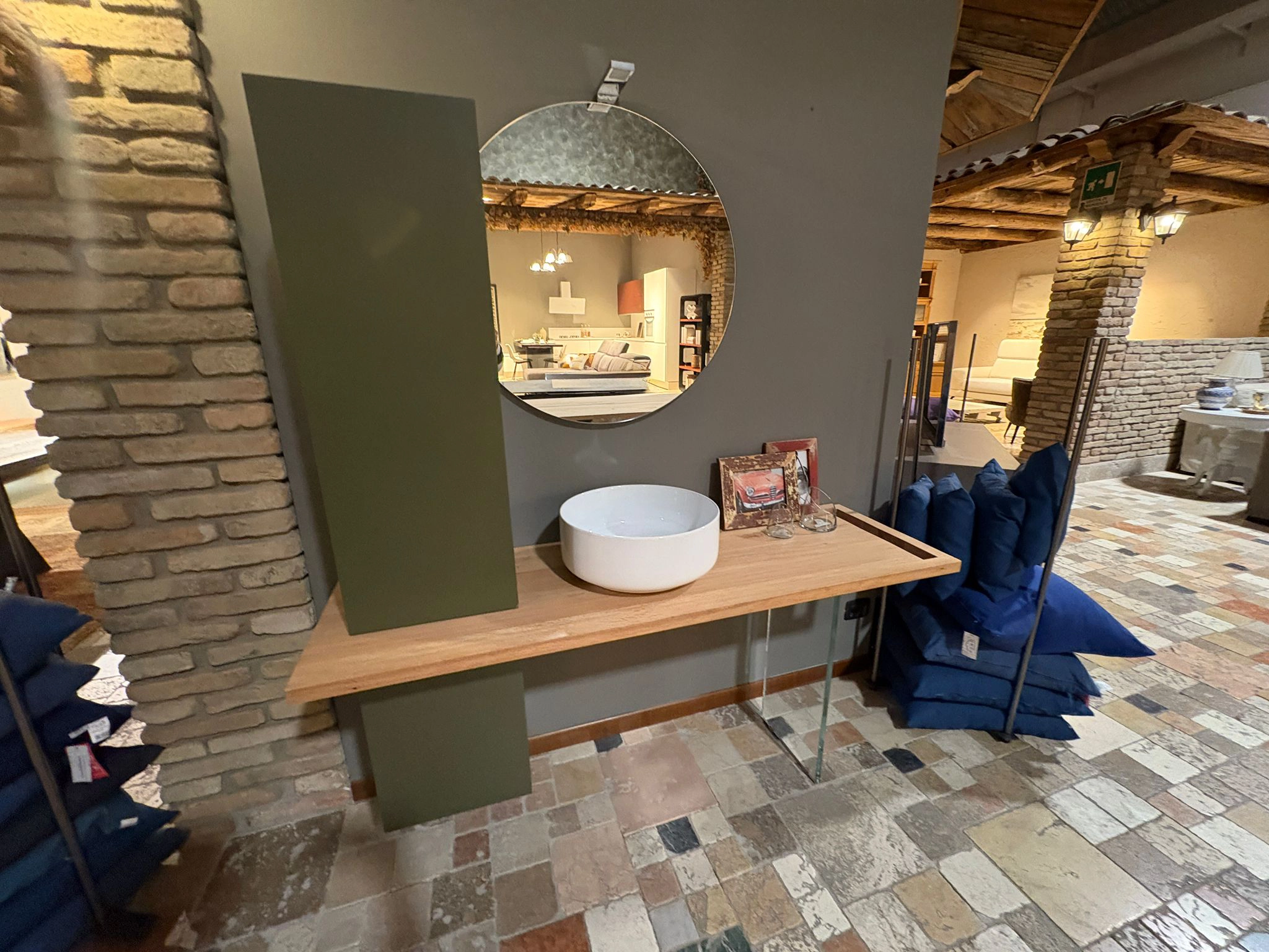 Mobile bagno artigianale con specchio e pensili