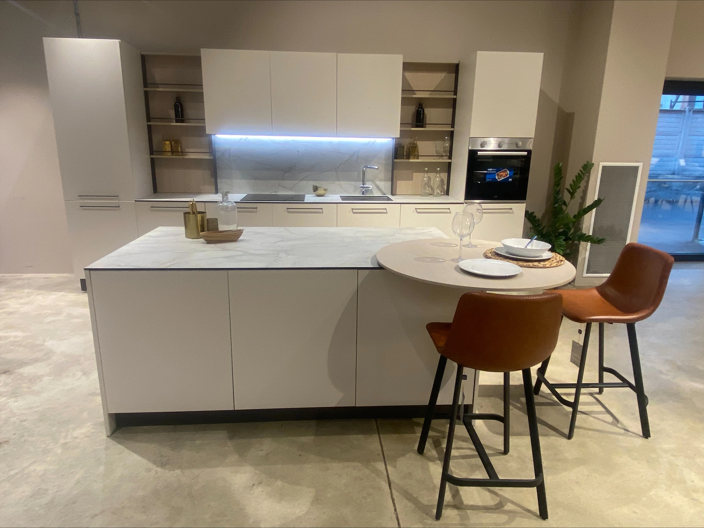 Cucina modello Cloe con isola finitura Canapa