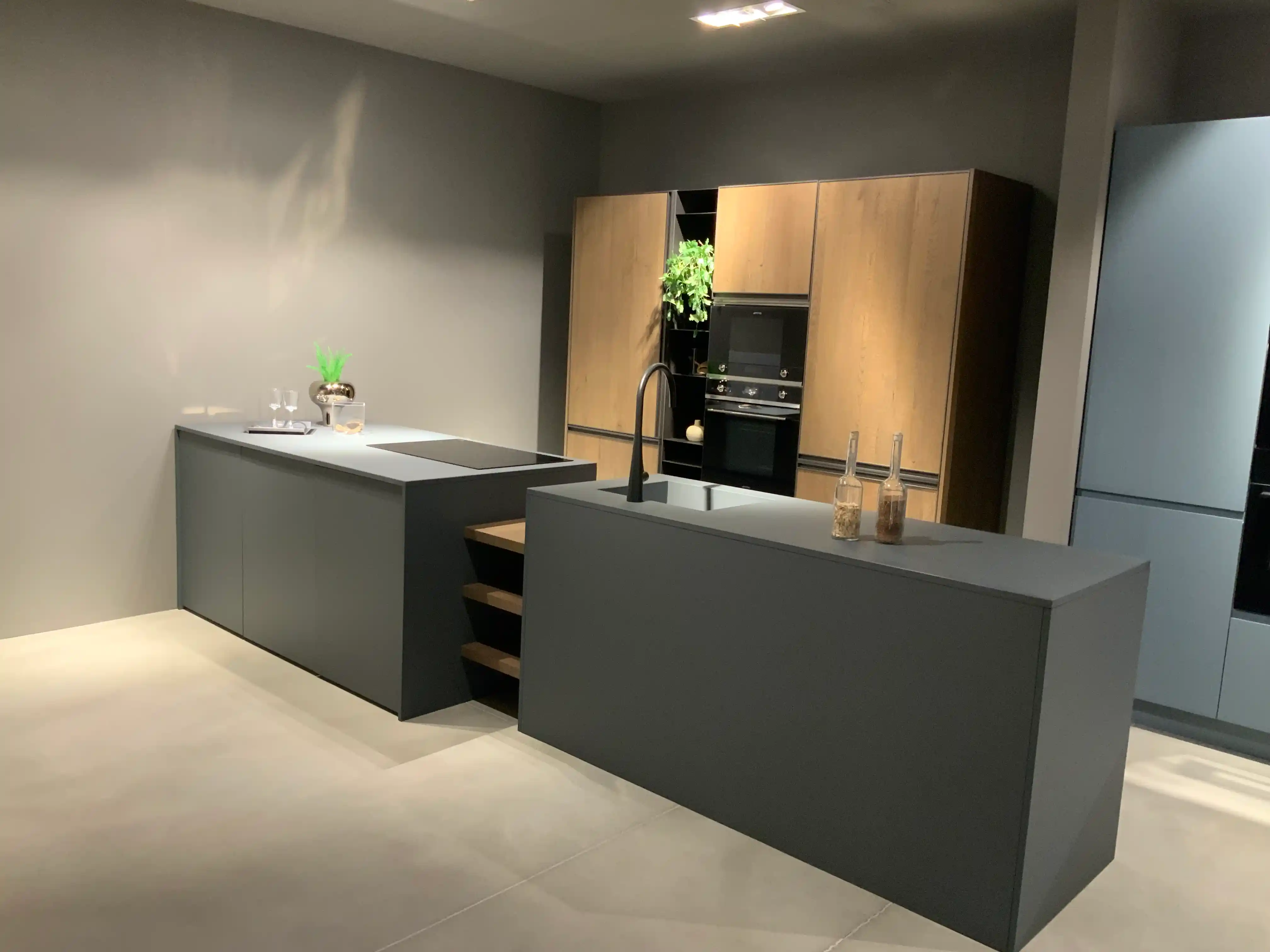 Cucina Asia con isola e elettrodomestici Smeg