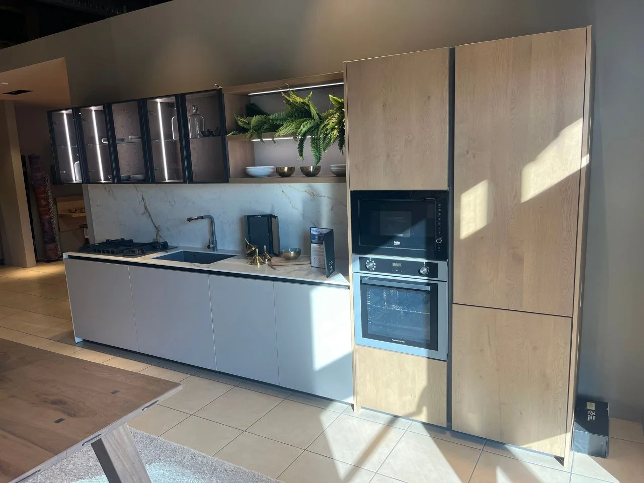 Cucina fusion Kalì/Asia con top e schienale in Neolith