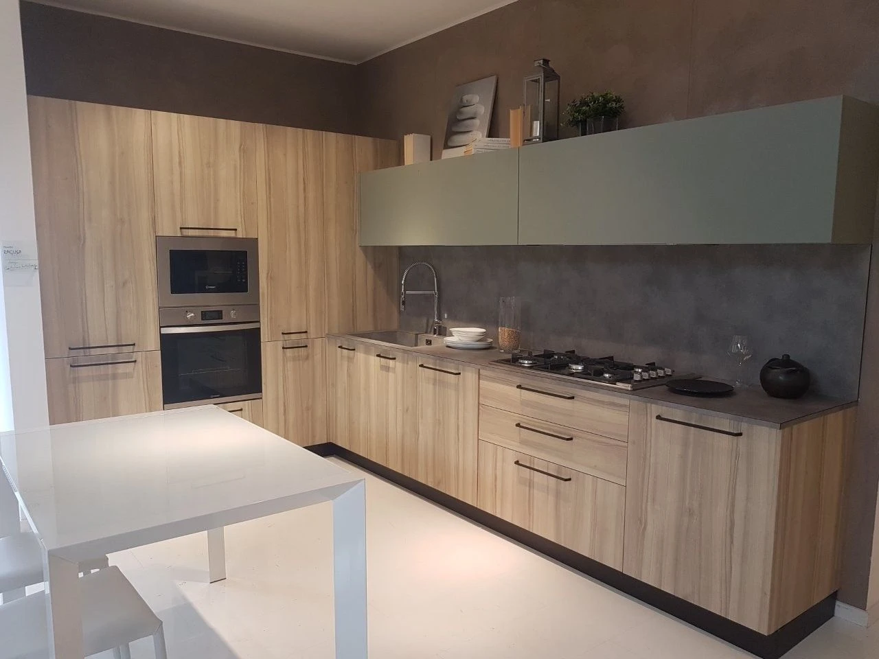 Cucina angolare con pensili verdi