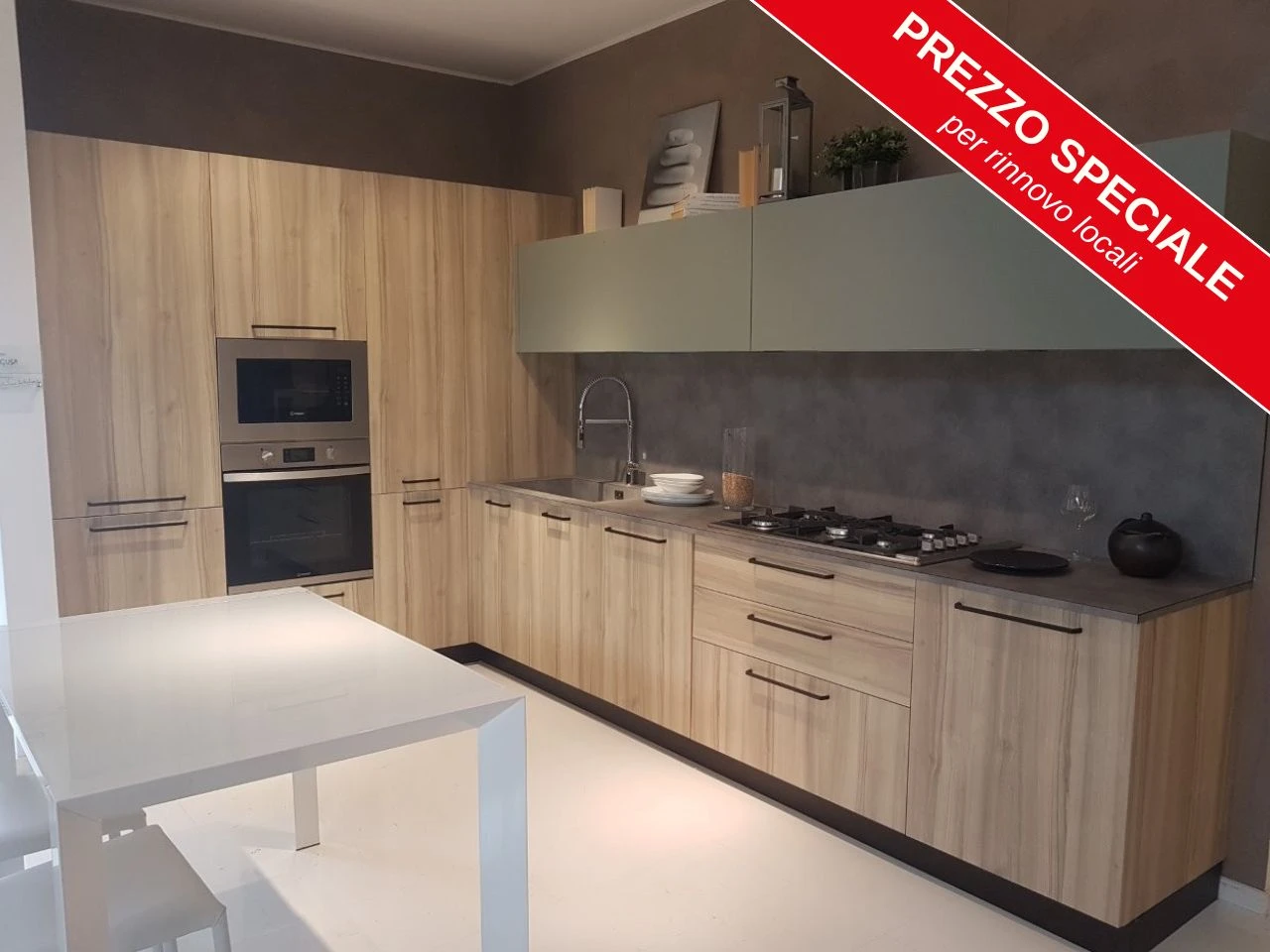 Cucina angolare con pensili verdi Cucina angolare con pensili verdi