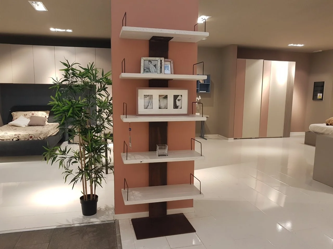 Libreria con struttura in ferro e ripiani in rovere
