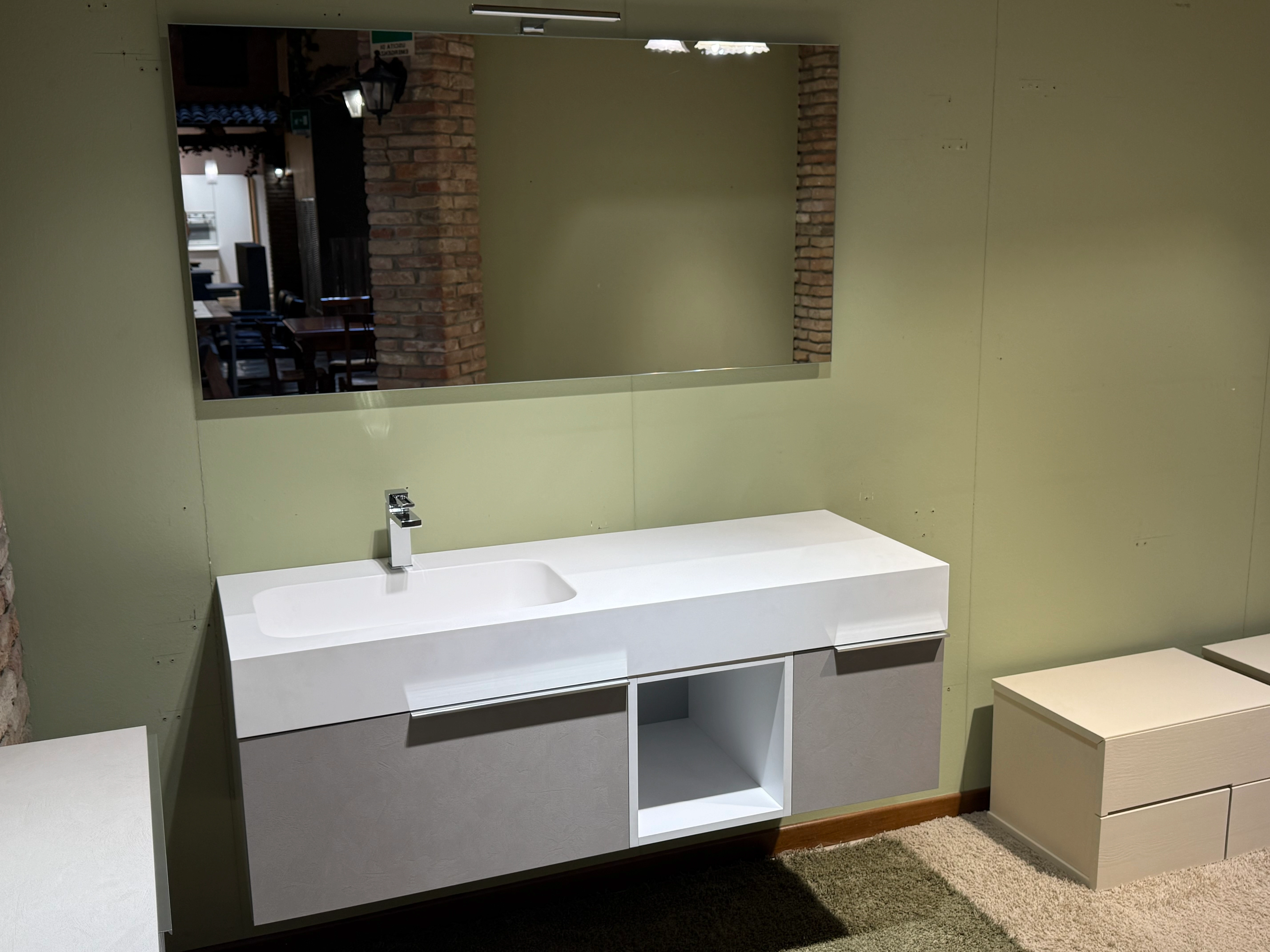 Mobile bagno moderno completo di specchio