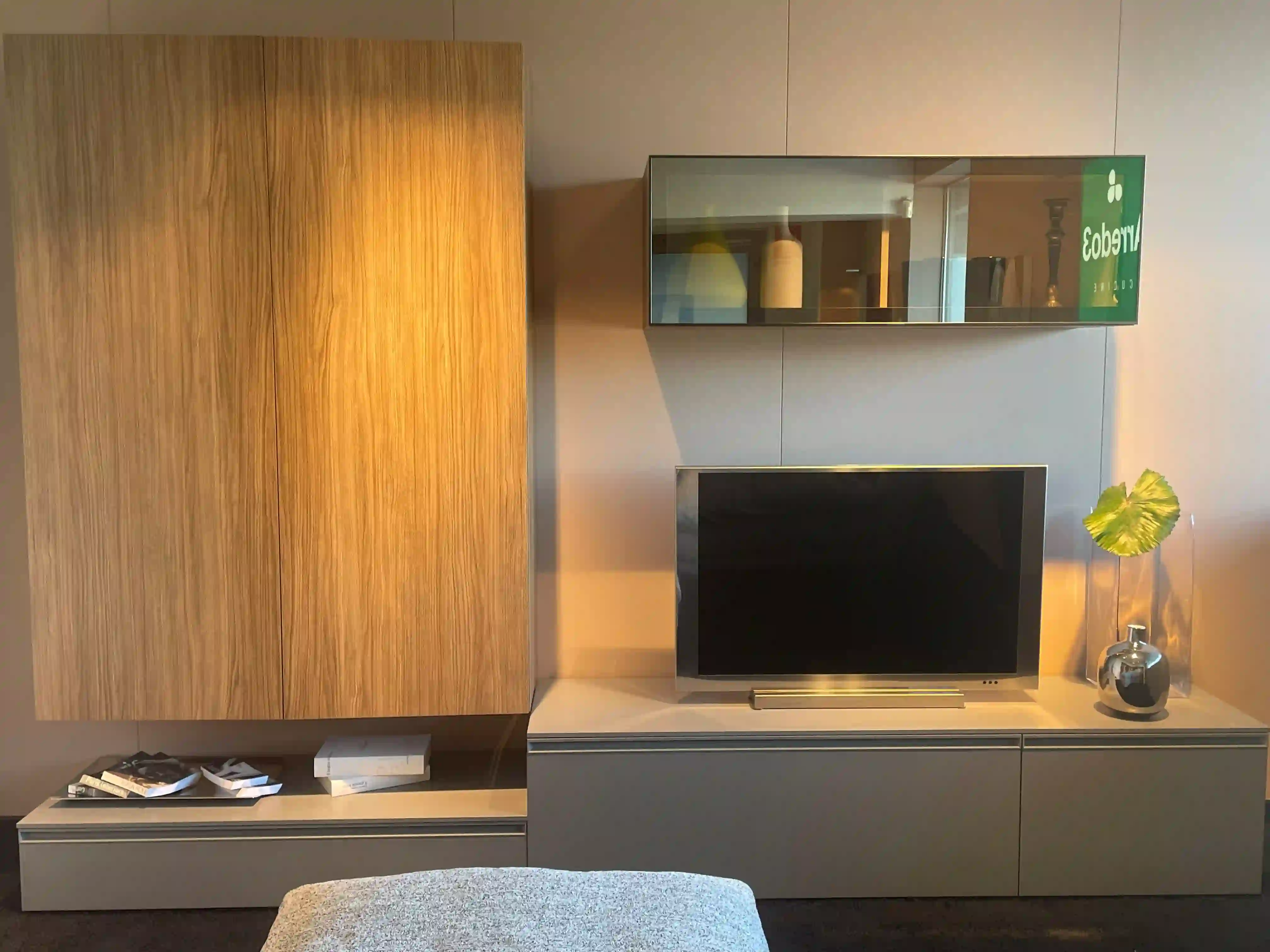 Parete Tv Homy con pensile vasistas in vetro e laminato