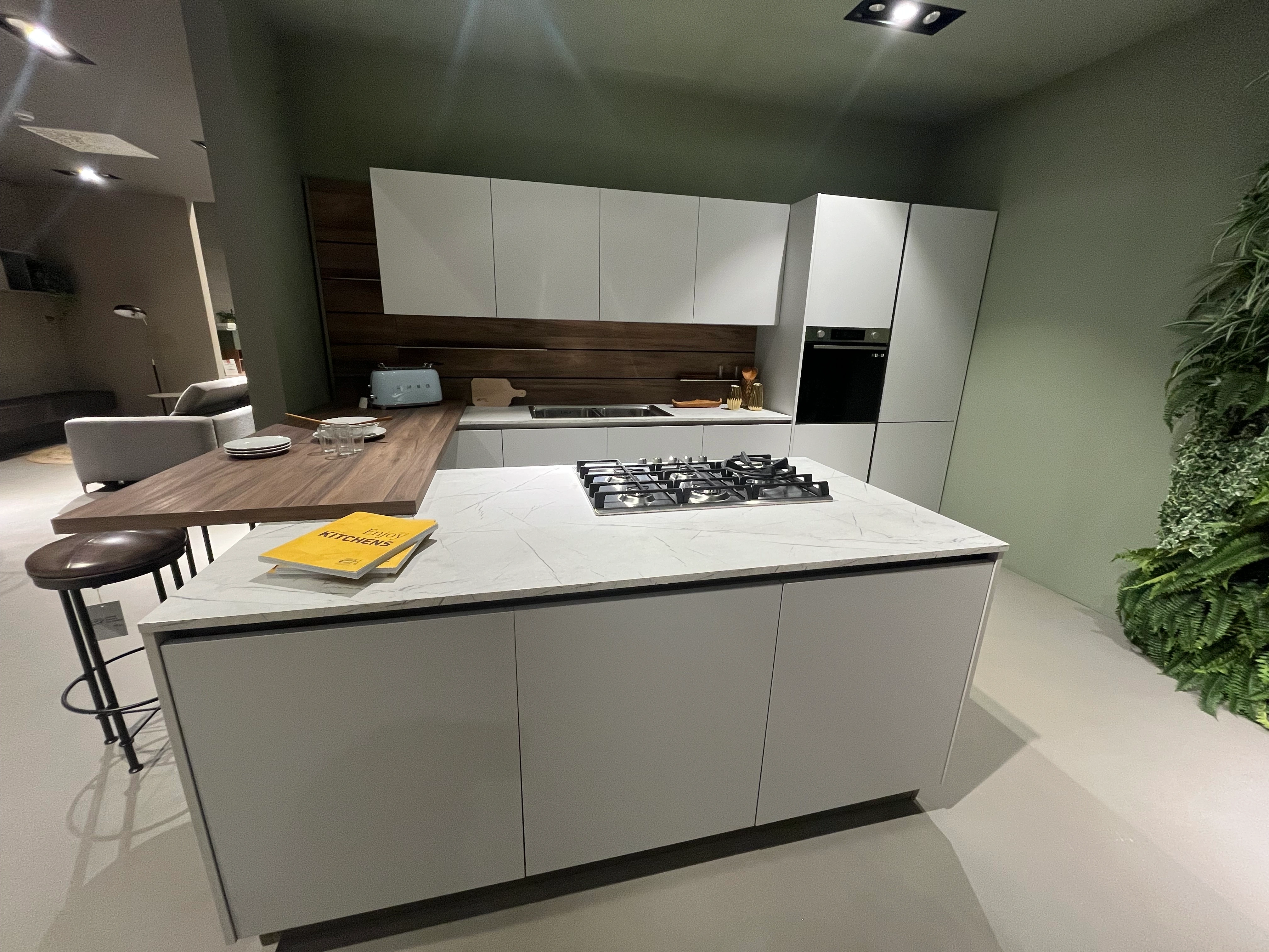 Cucina Cloe con bancone snack e isola centrale