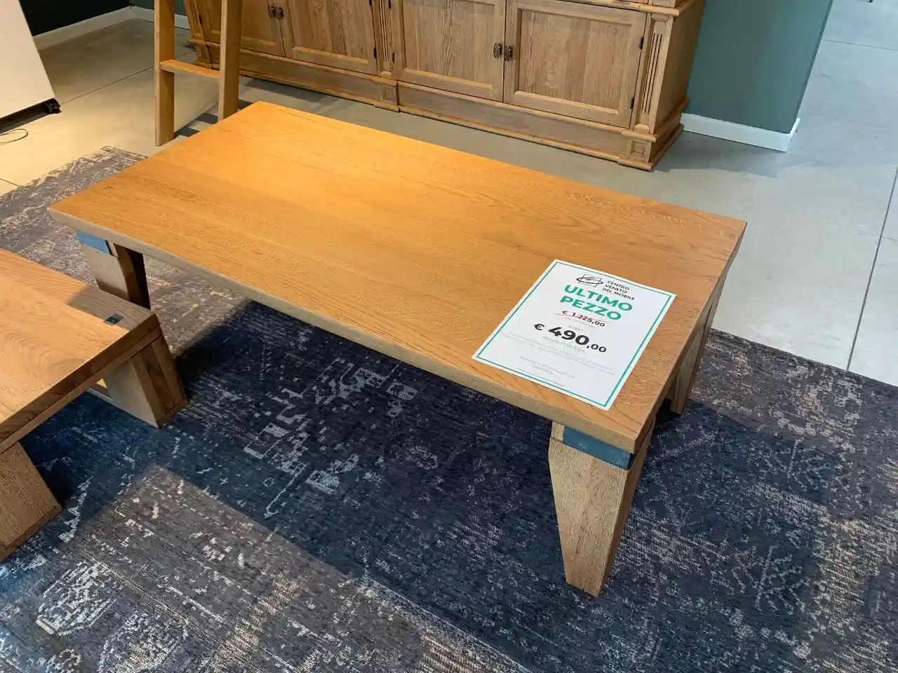 Tavolino Master con gambe piramide in legno