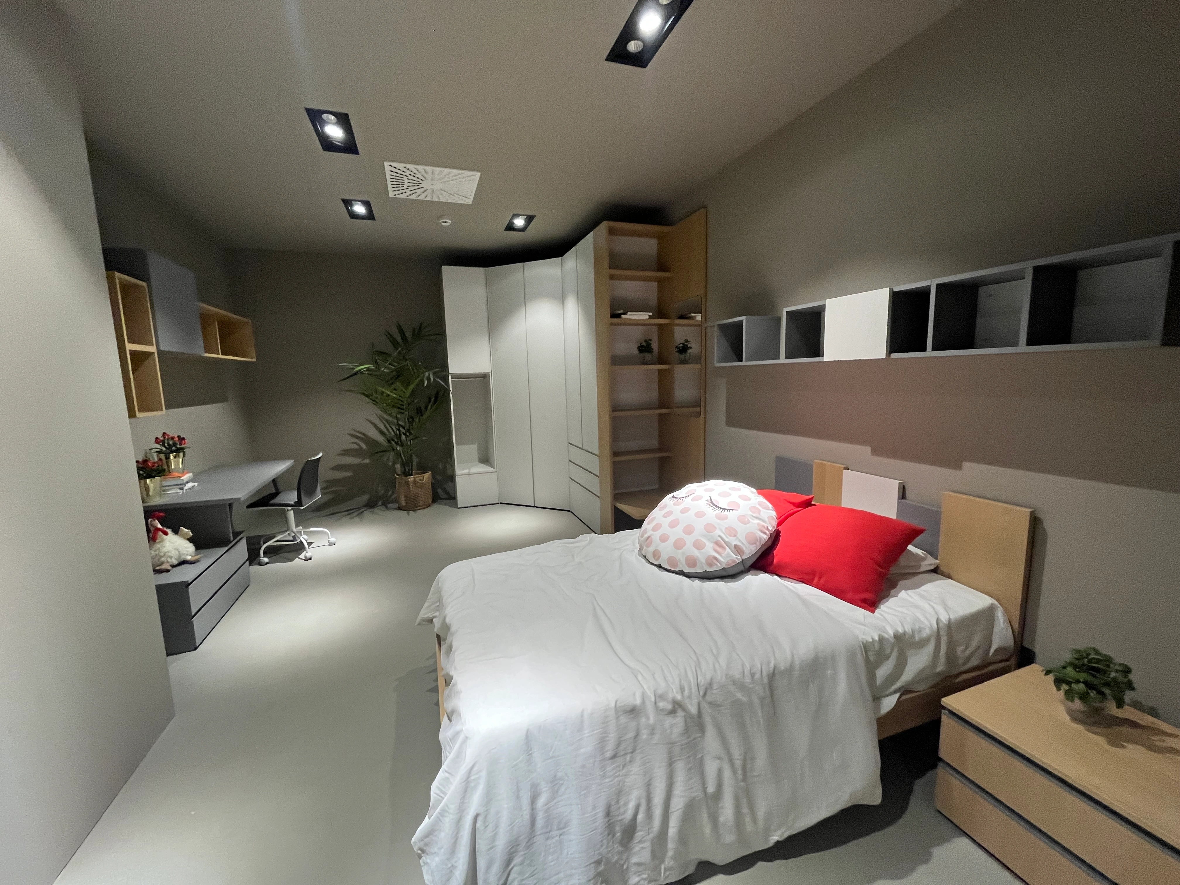Cameretta rovere con cabina armadio e zona studio