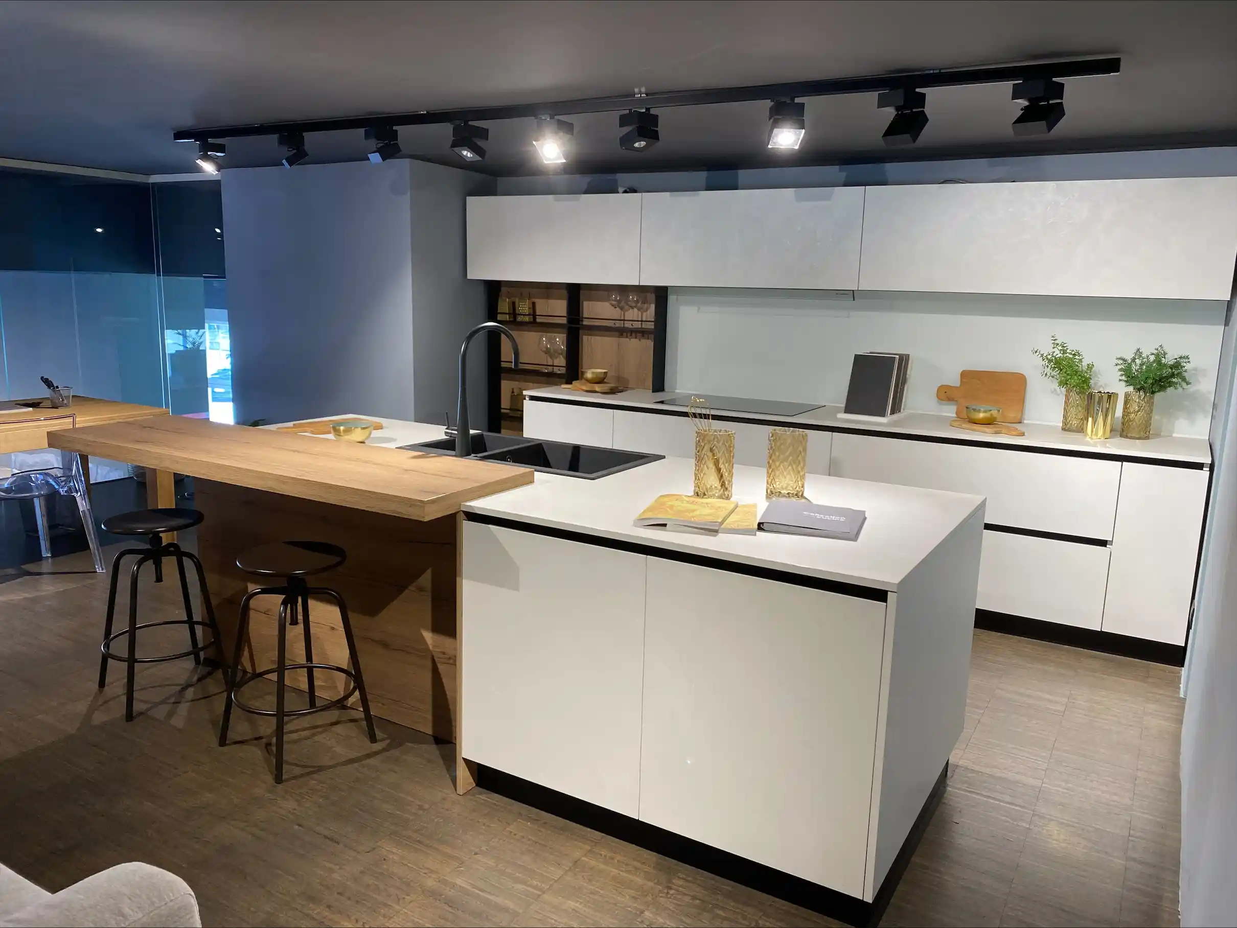 Cucina Kalì finitura calce e rovere cuoio