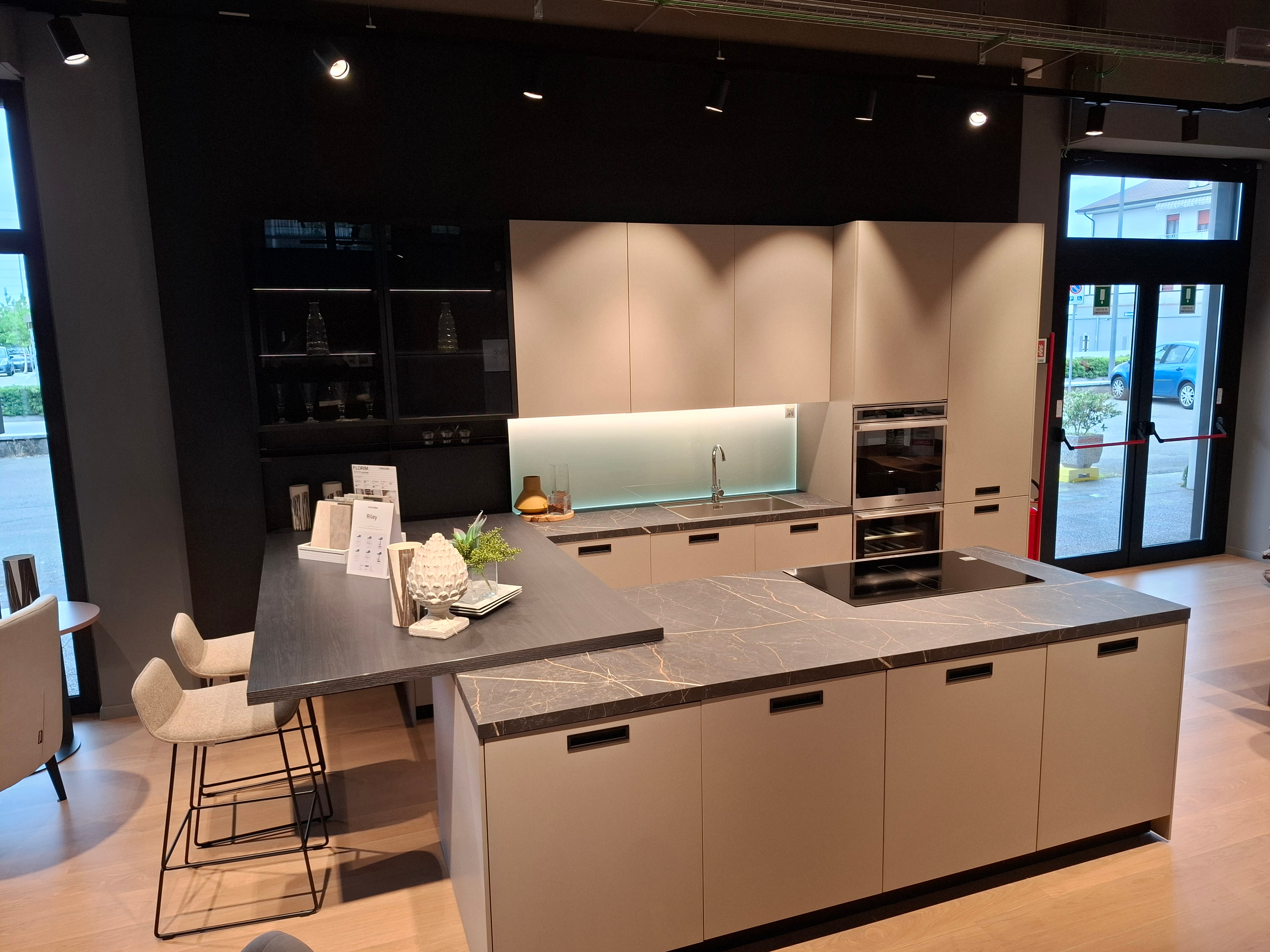 Cucina Arredo3 Kalì con isola completa di elettrodomestici Whirlpool