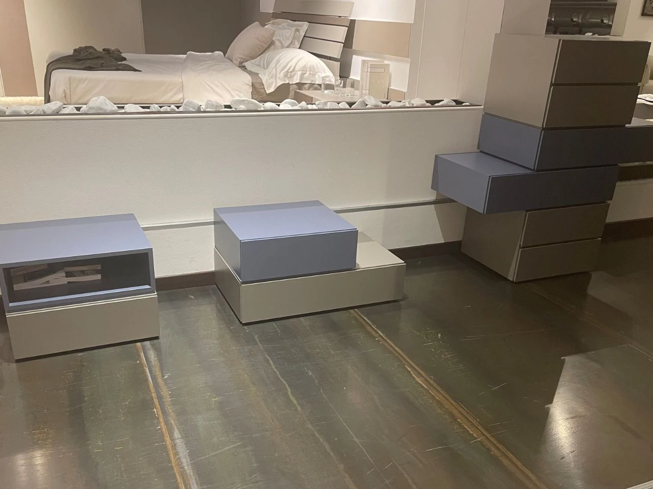 Composizione con mobile settimanale e 2 comodini