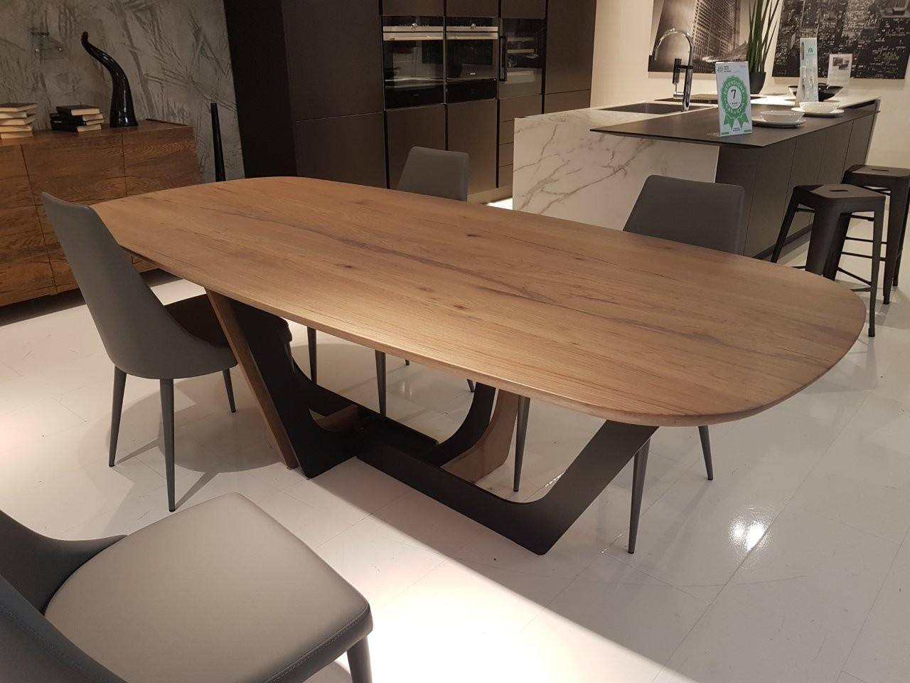 Tavolo Cosmopolitan con gambe Wave in legno e metallo
