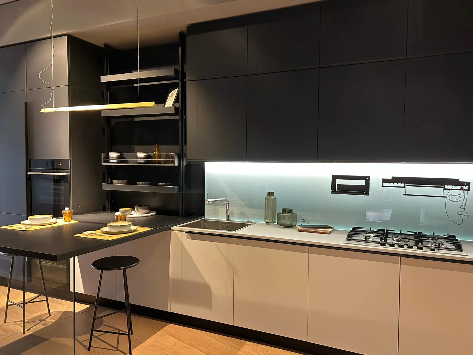 Cucina con sopralzo modello Tratto_10 con cantina vini