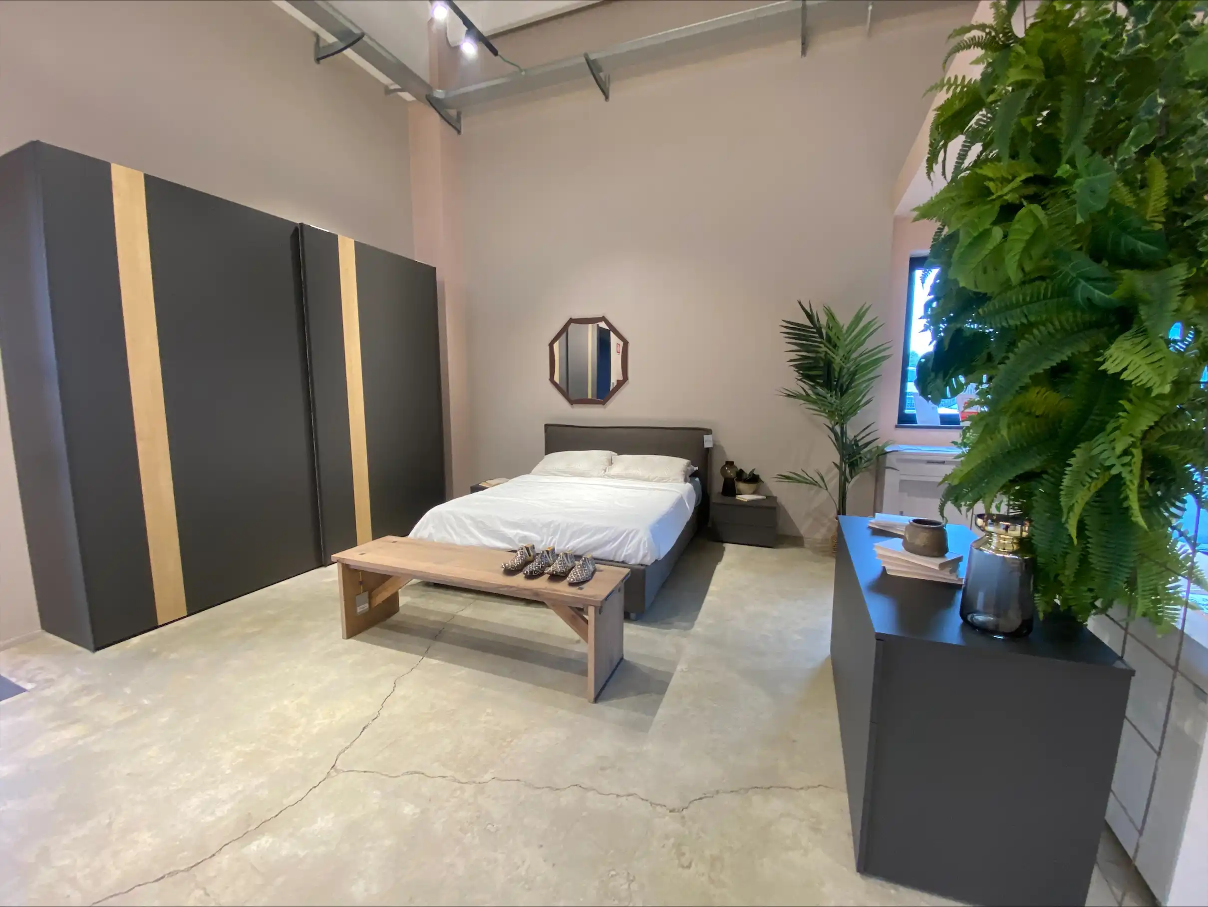 Camera Mood completa di armadio, comò e comodini