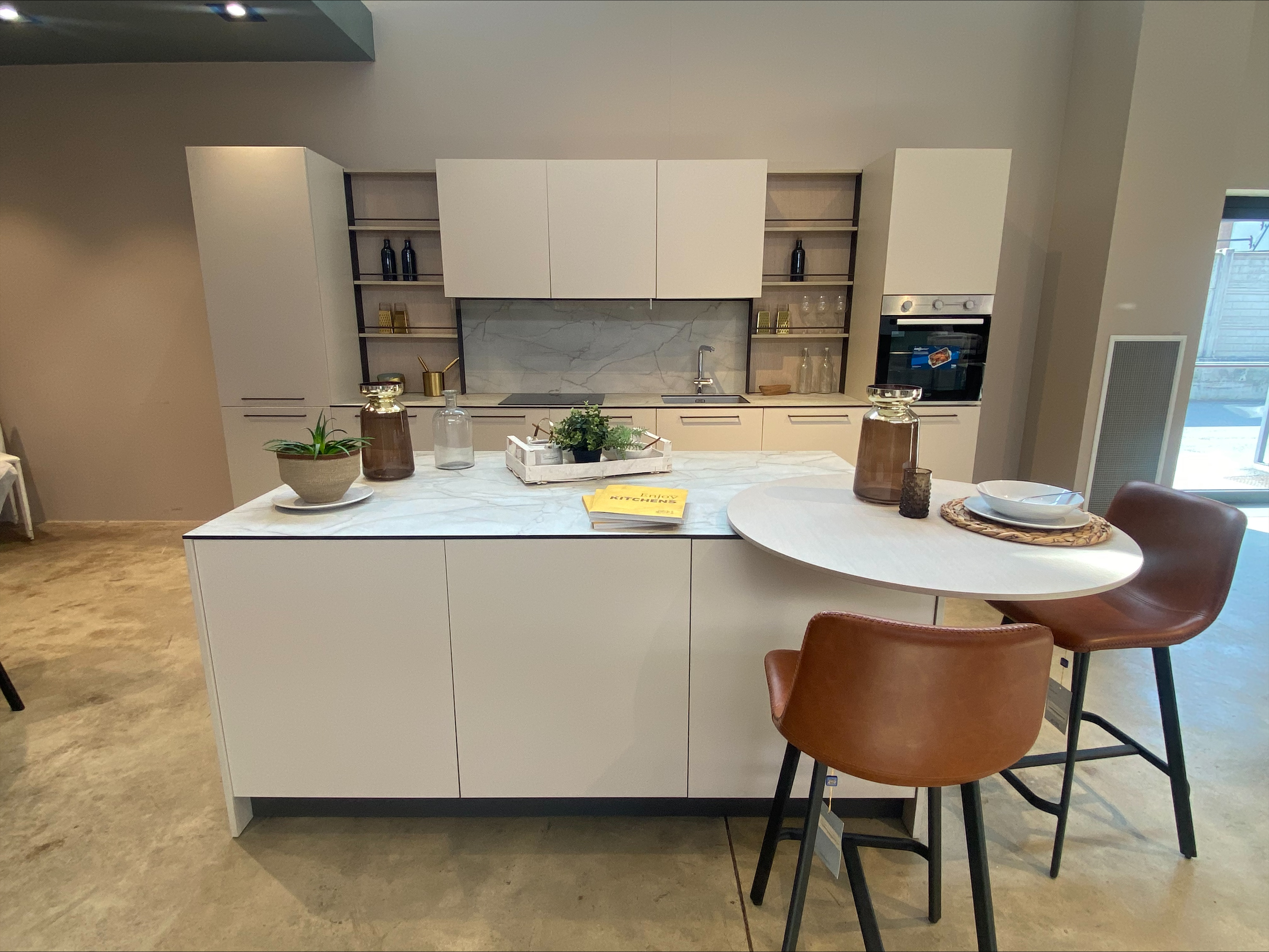 Cucina modello Cloe con isola finitura Canapa