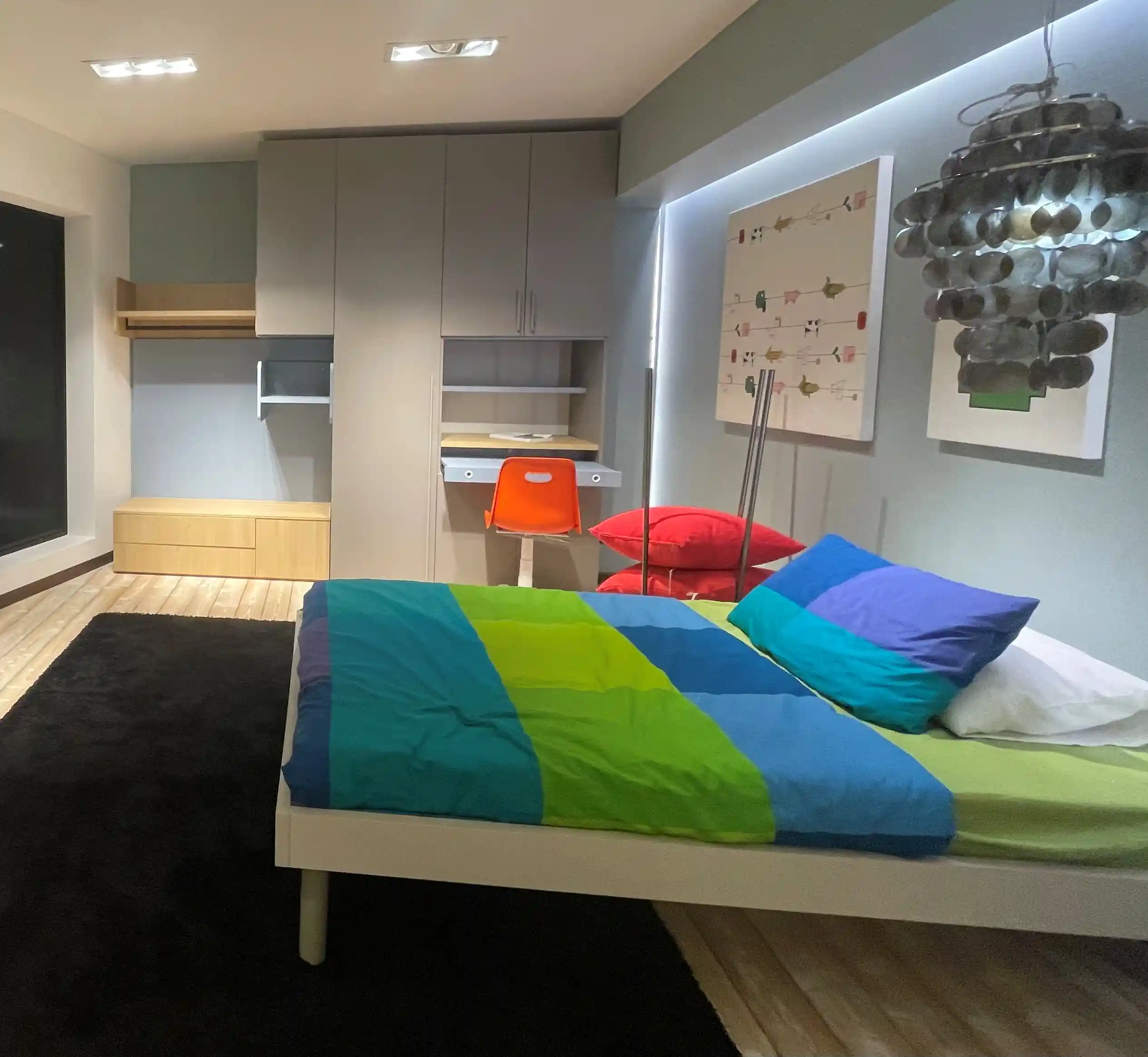 Cameretta con cabina armadio e scrivania estraibile